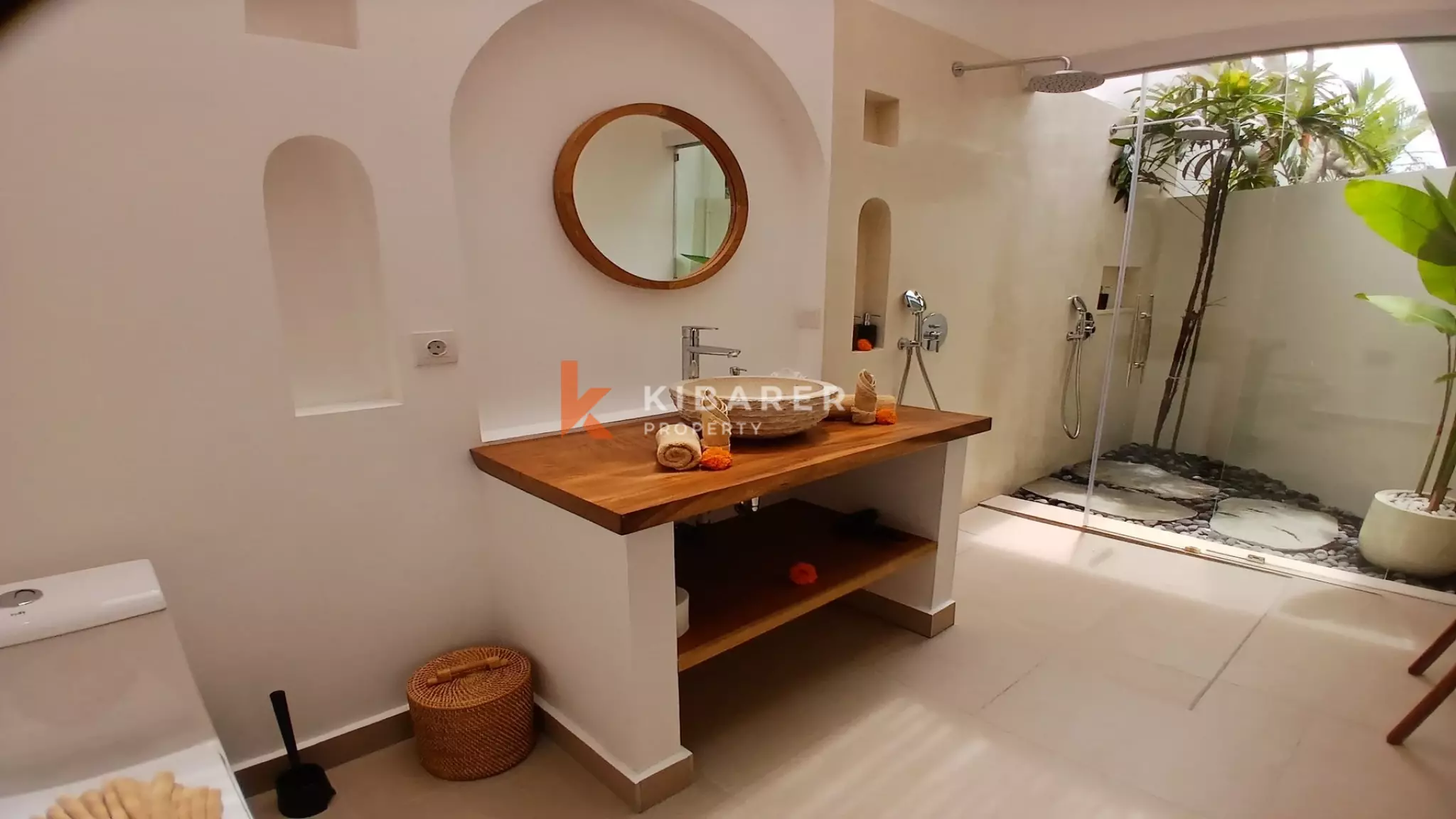 Villa tropicale moderne et lumineuse de quatre chambres avec grande piscine à Nyanyi