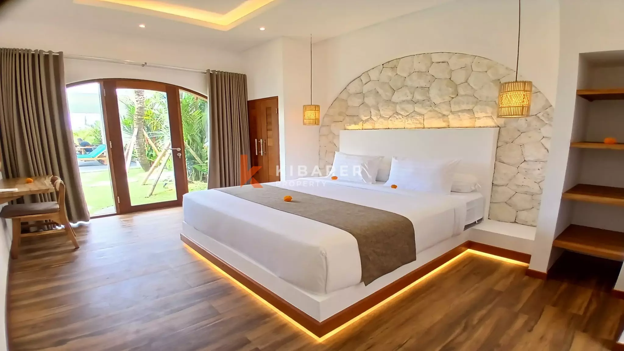 Villa tropicale moderne et lumineuse de quatre chambres avec grande piscine à Nyanyi