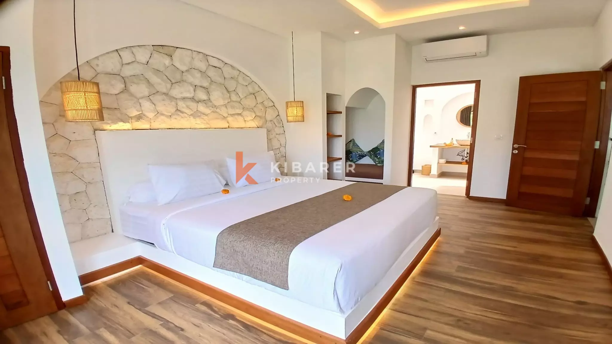 Villa tropicale moderne et lumineuse de quatre chambres avec grande piscine à Nyanyi