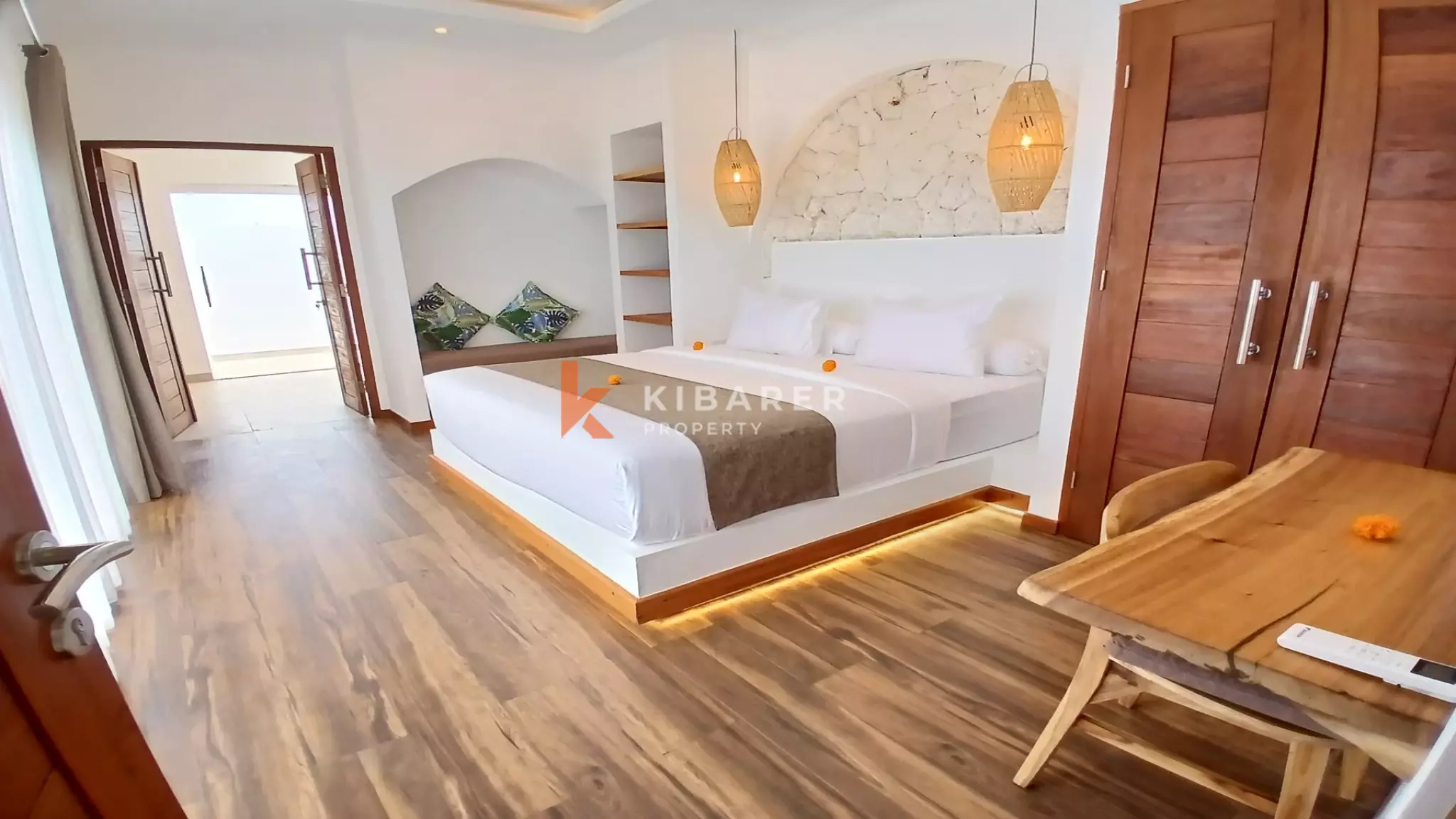 Villa tropicale moderne et lumineuse de quatre chambres avec grande piscine à Nyanyi