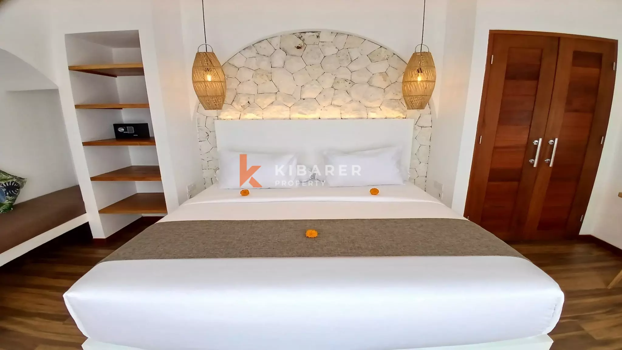 Villa tropicale moderne et lumineuse de quatre chambres avec grande piscine à Nyanyi