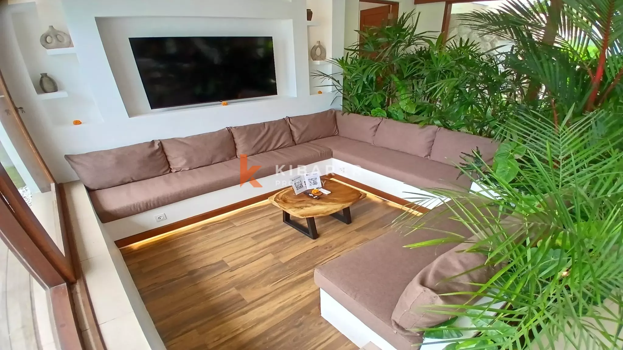 Villa tropicale moderne et lumineuse de quatre chambres avec grande piscine à Nyanyi