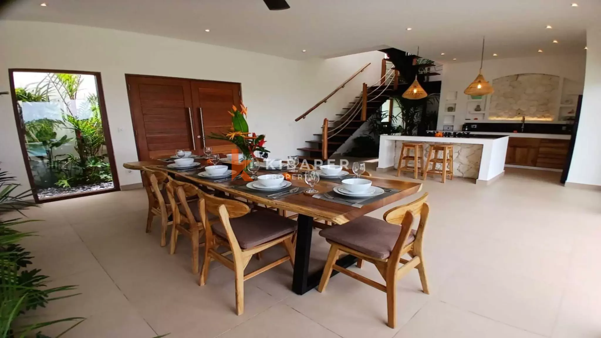 Villa tropicale moderne et lumineuse de quatre chambres avec grande piscine à Nyanyi