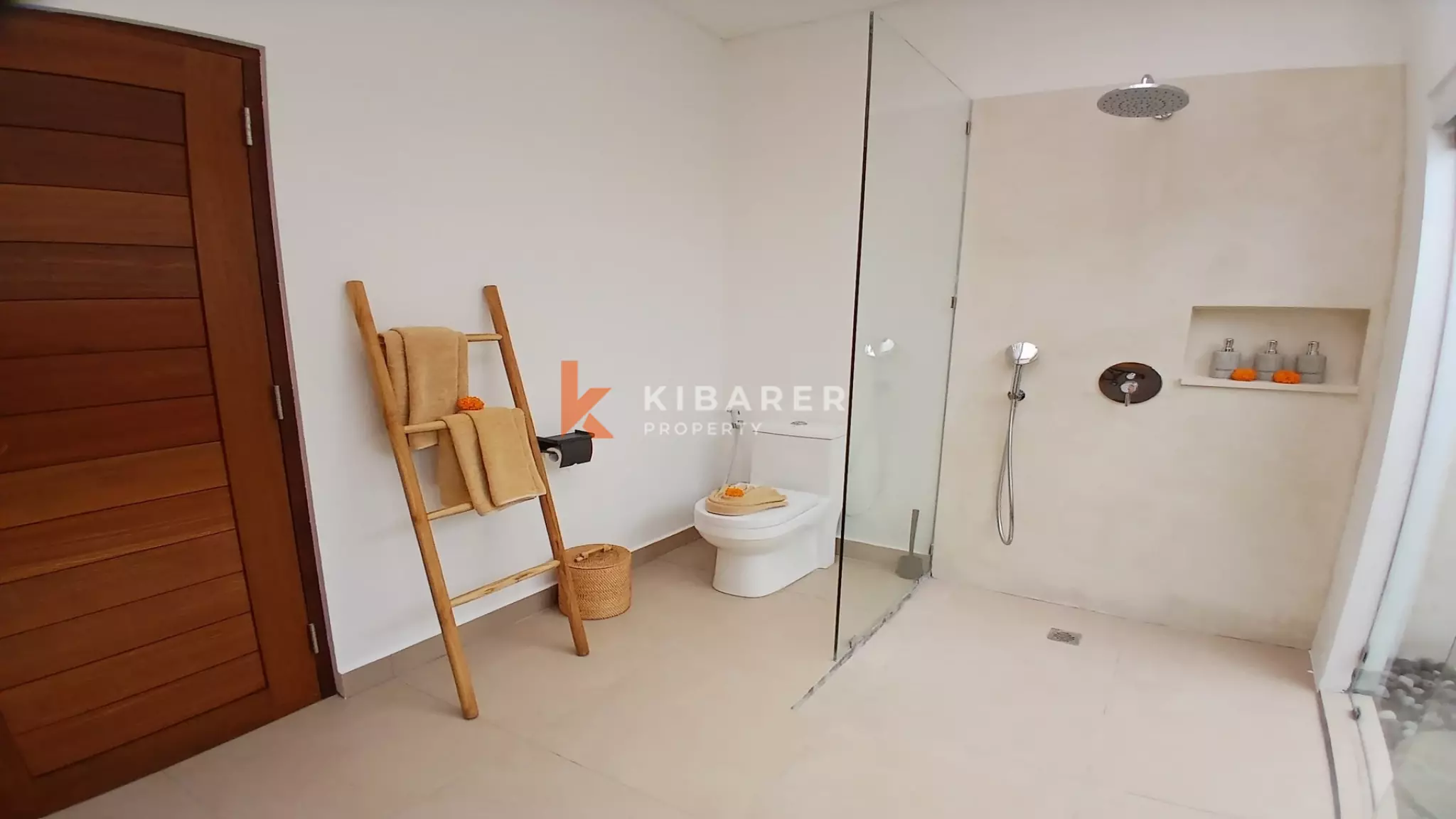 Villa tropicale moderne et lumineuse de quatre chambres avec grande piscine à Nyanyi