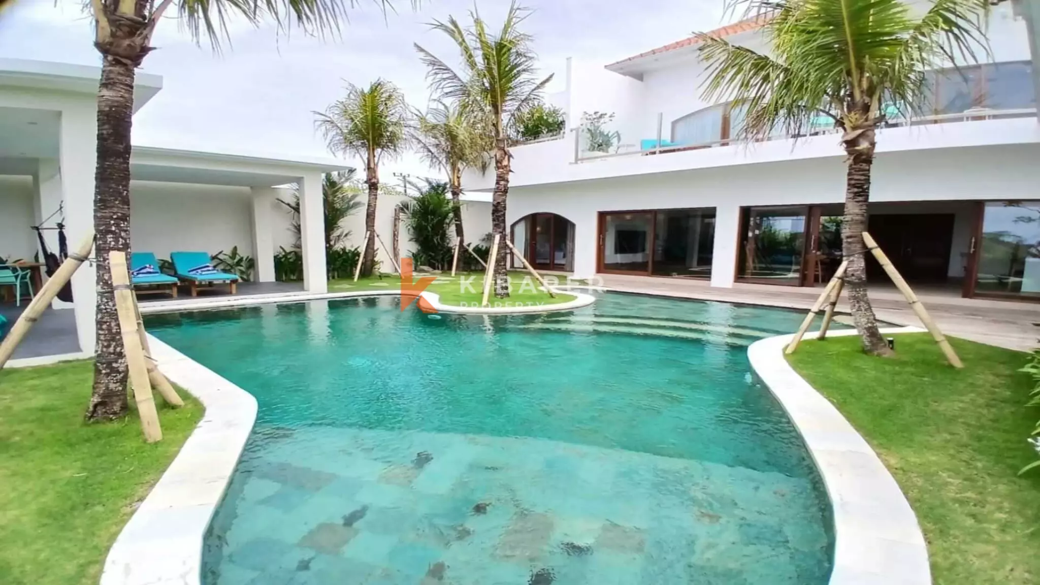 Villa tropicale moderne et lumineuse de quatre chambres avec grande piscine à Nyanyi