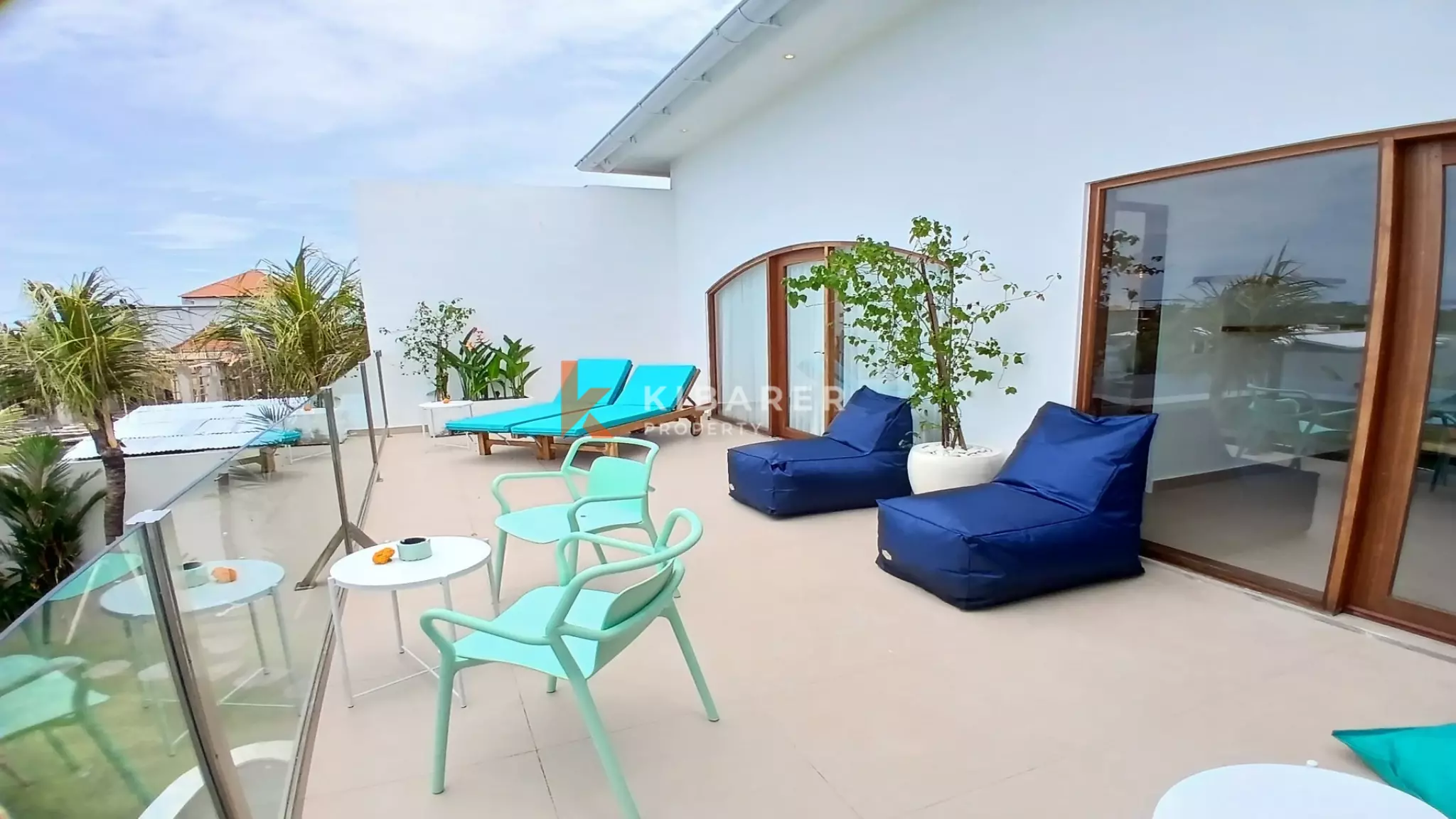 Villa tropicale moderne et lumineuse de quatre chambres avec grande piscine à Nyanyi