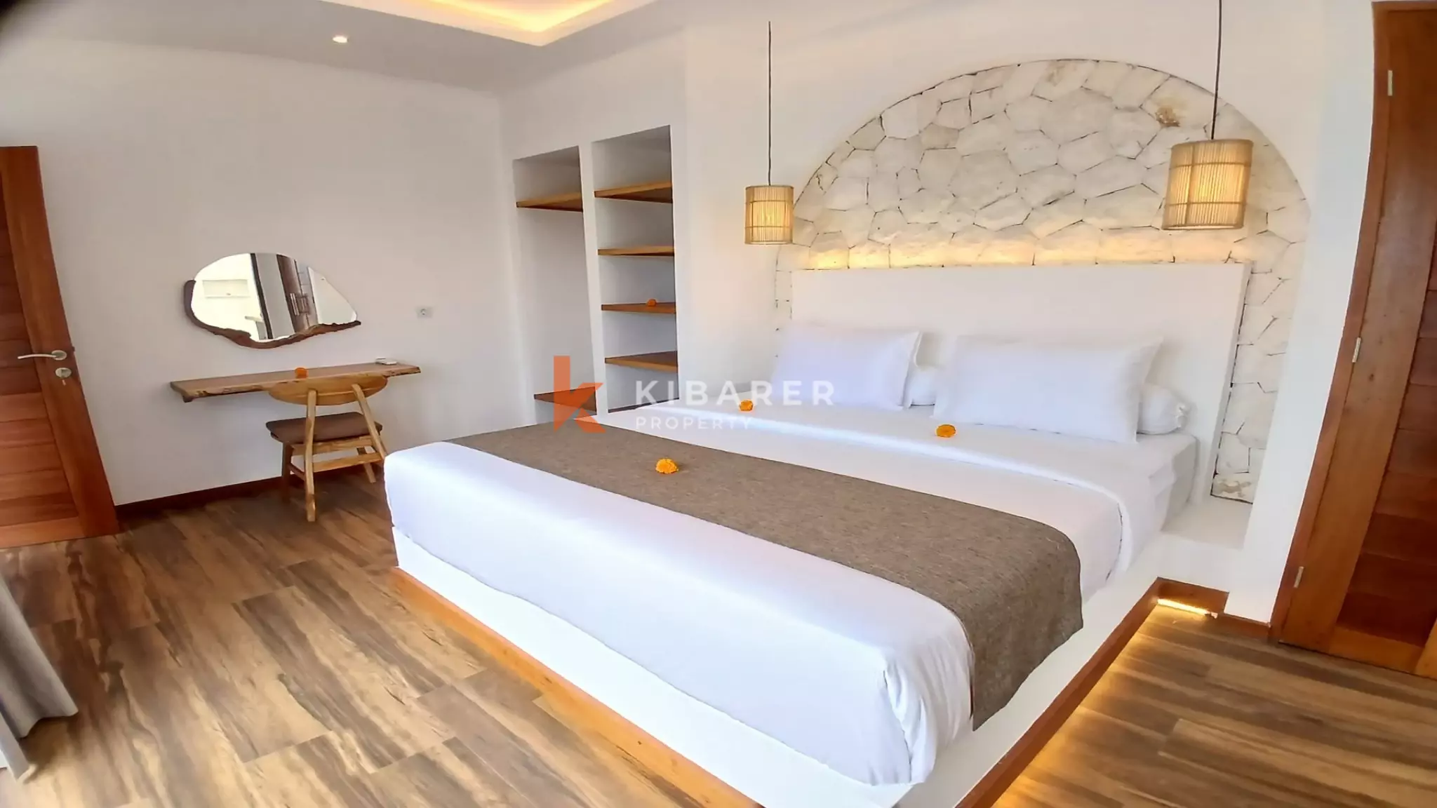 Villa tropicale moderne et lumineuse de quatre chambres avec grande piscine à Nyanyi