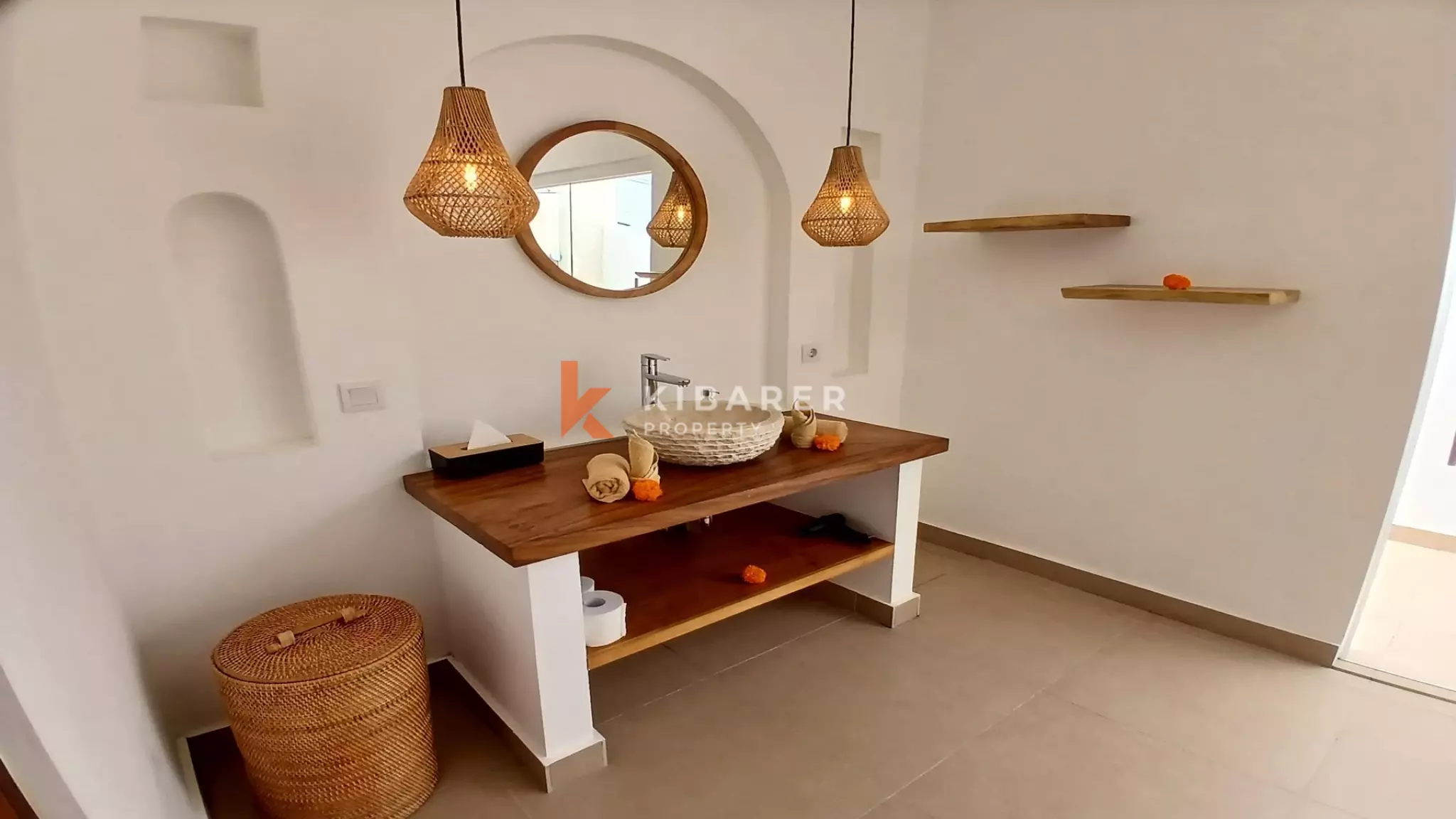 Villa tropicale moderne et lumineuse de quatre chambres avec grande piscine à Nyanyi