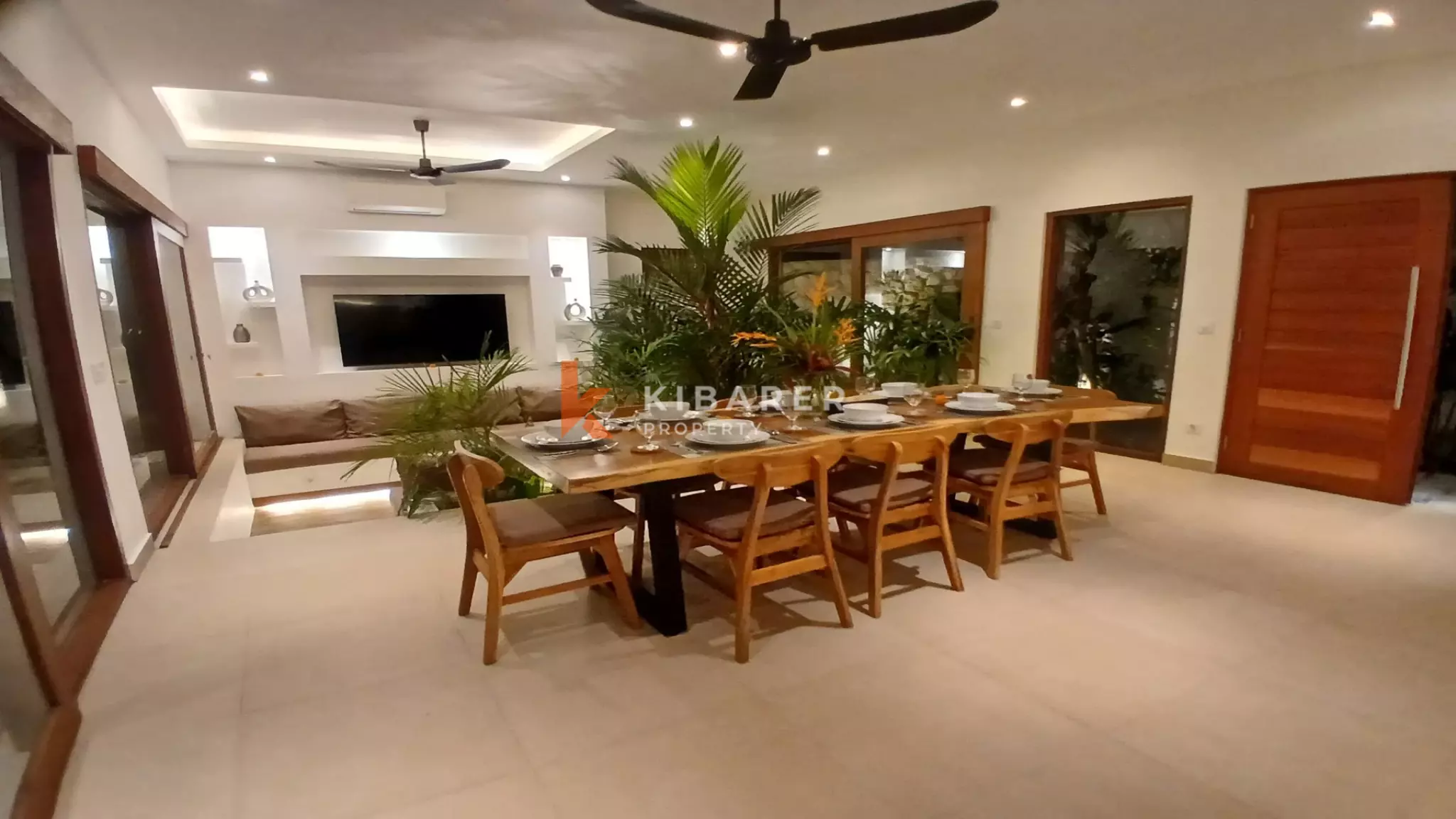 Villa tropicale moderne et lumineuse de quatre chambres avec grande piscine à Nyanyi