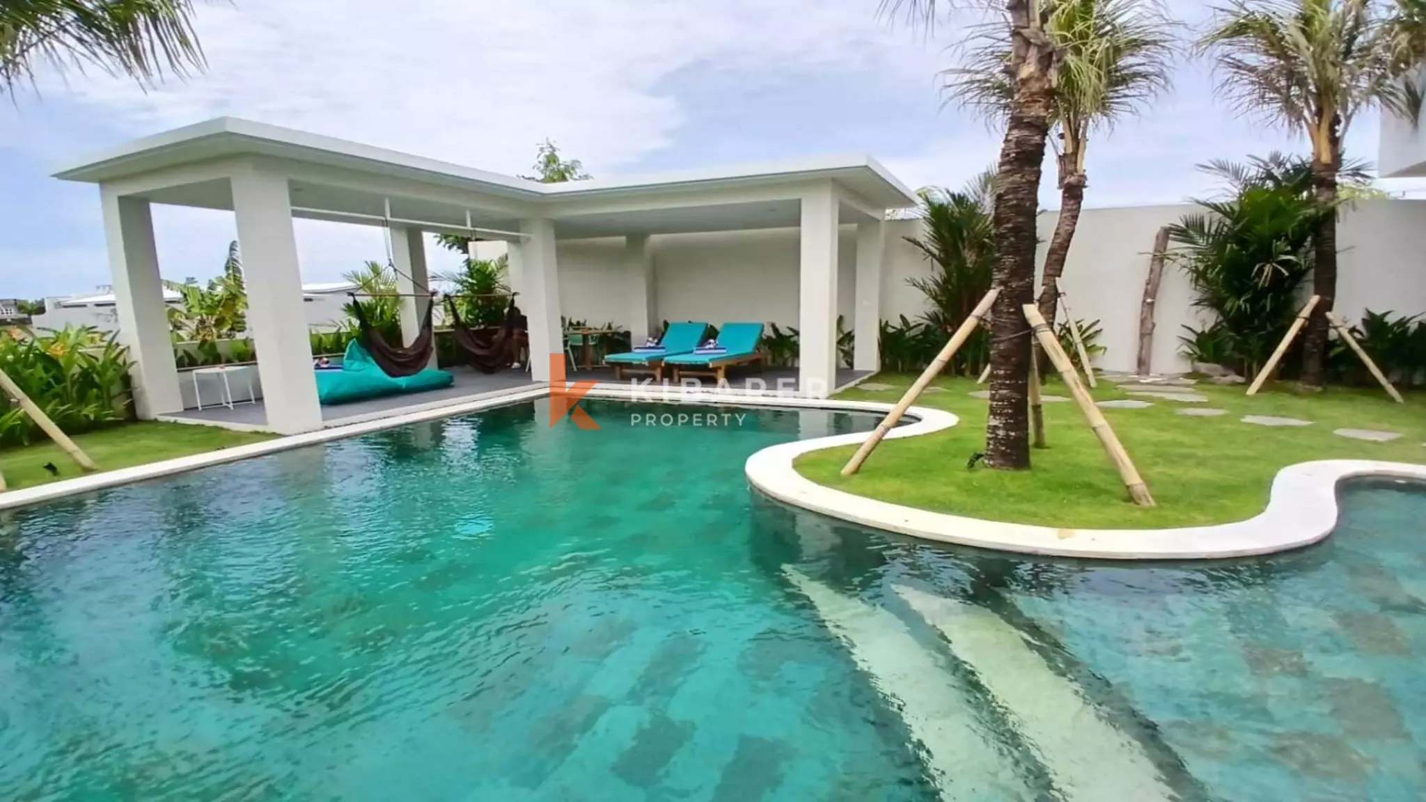 Villa tropicale moderne et lumineuse de quatre chambres avec grande piscine à Nyanyi