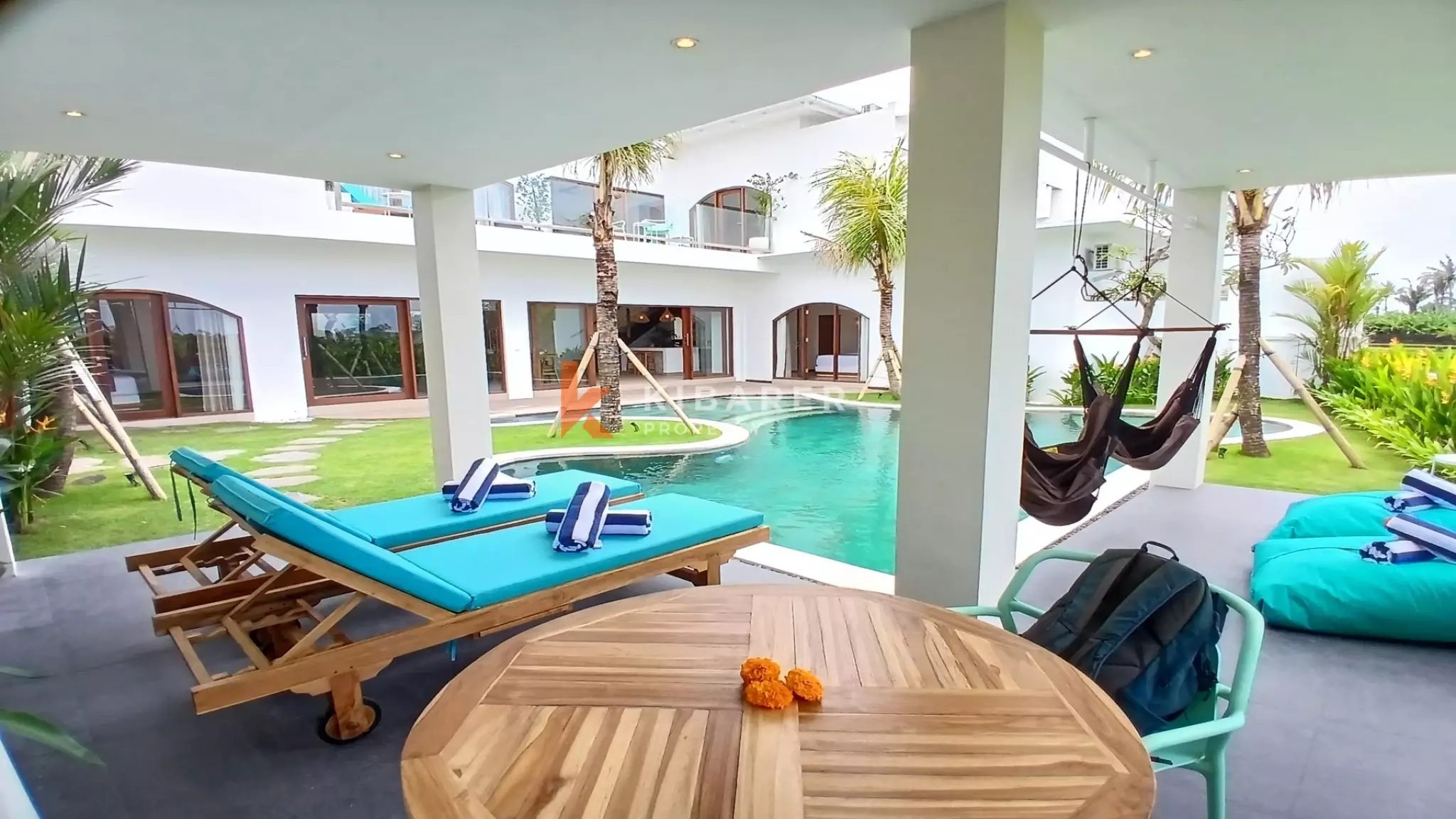 Villa tropicale moderne et lumineuse de quatre chambres avec grande piscine à Nyanyi