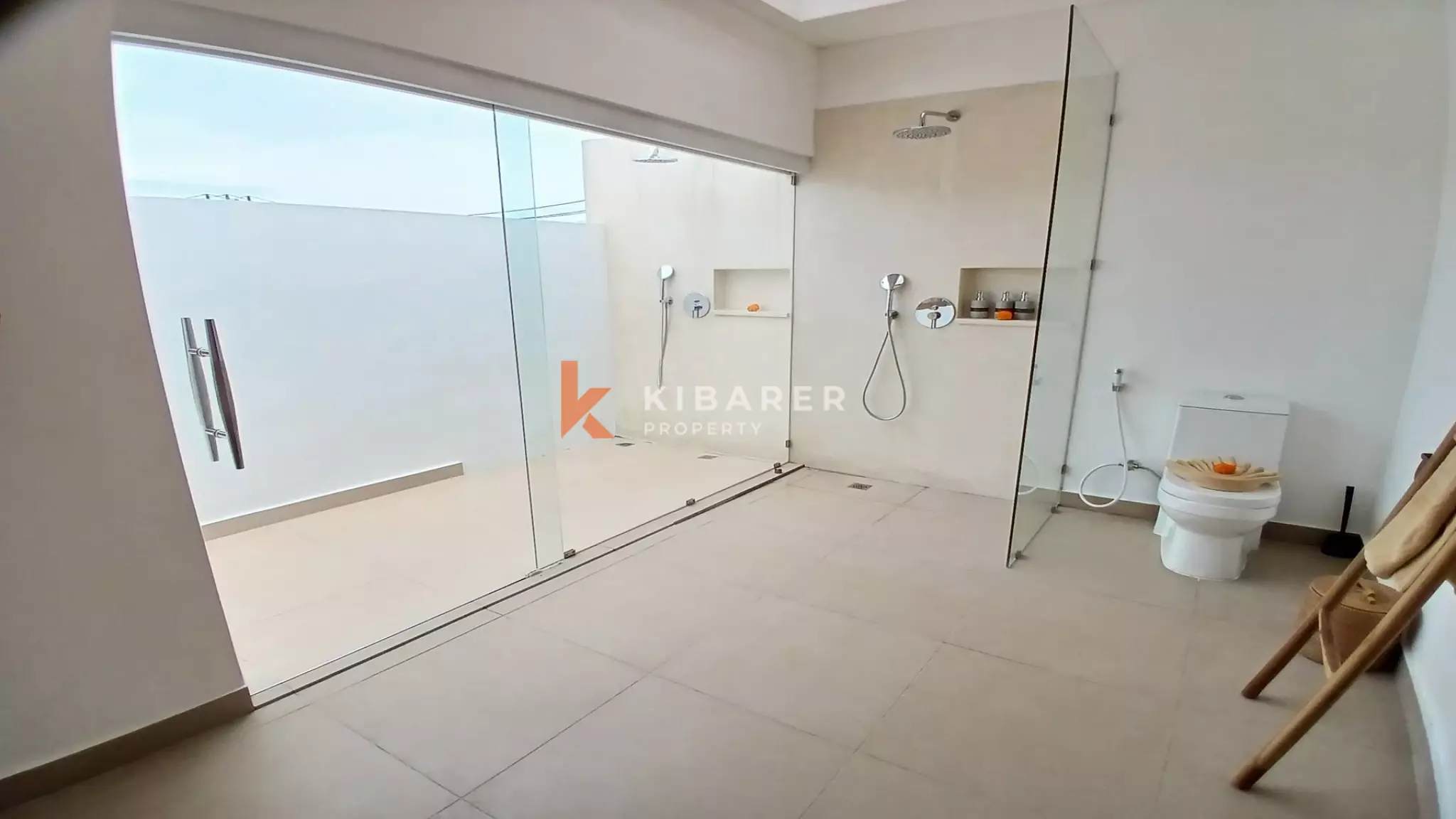 Villa tropicale moderne et lumineuse de quatre chambres avec grande piscine à Nyanyi