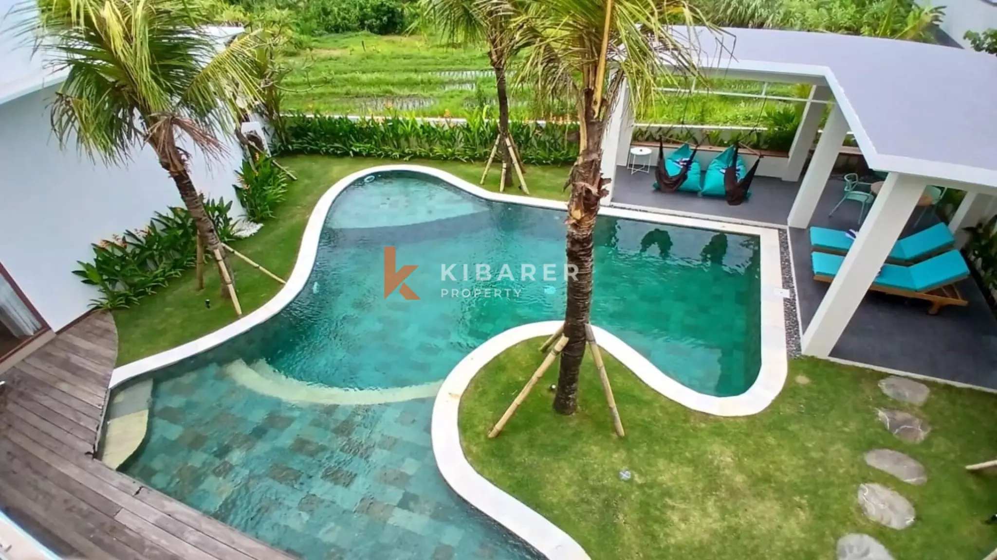 Villa tropicale moderne et lumineuse de quatre chambres avec grande piscine à Nyanyi