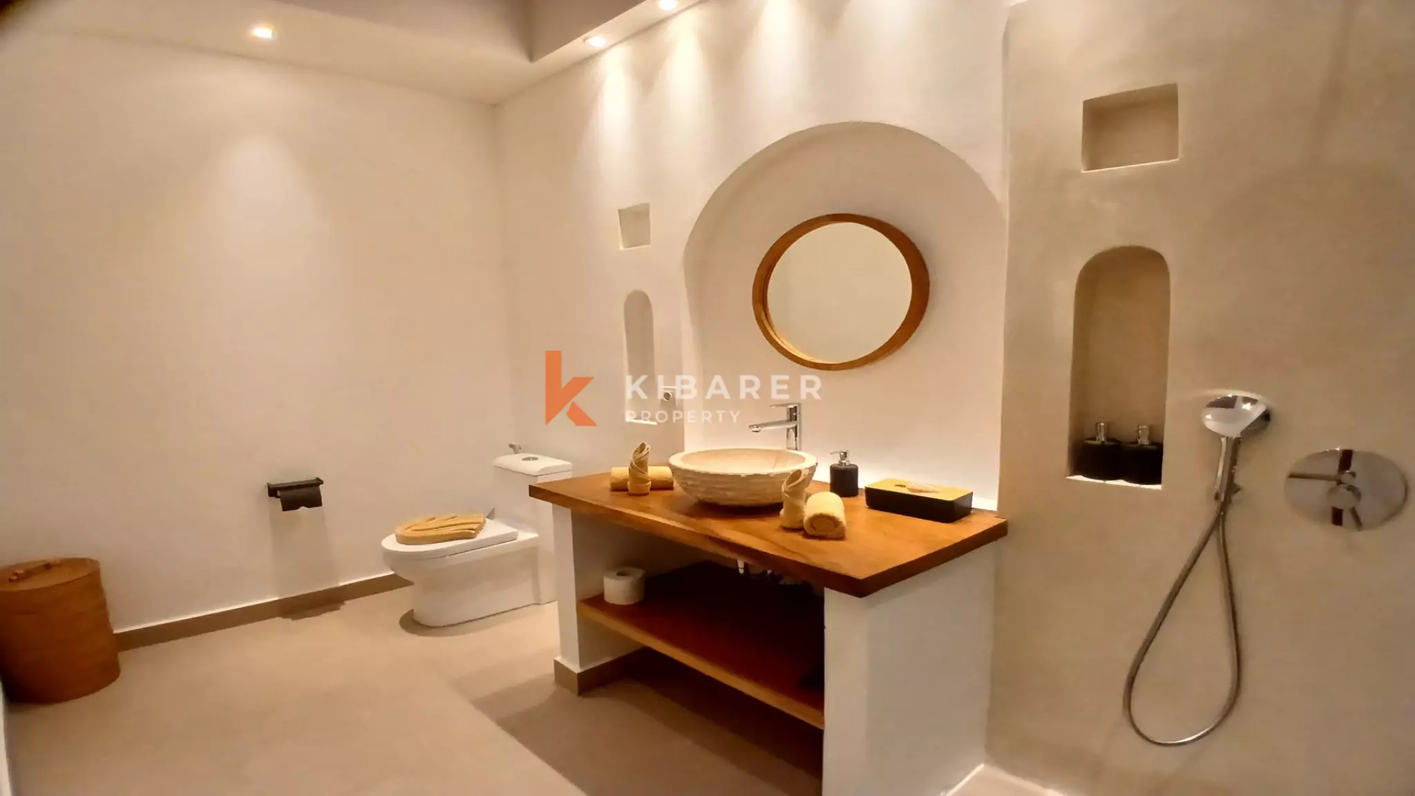 Villa tropicale moderne et lumineuse de quatre chambres avec grande piscine à Nyanyi