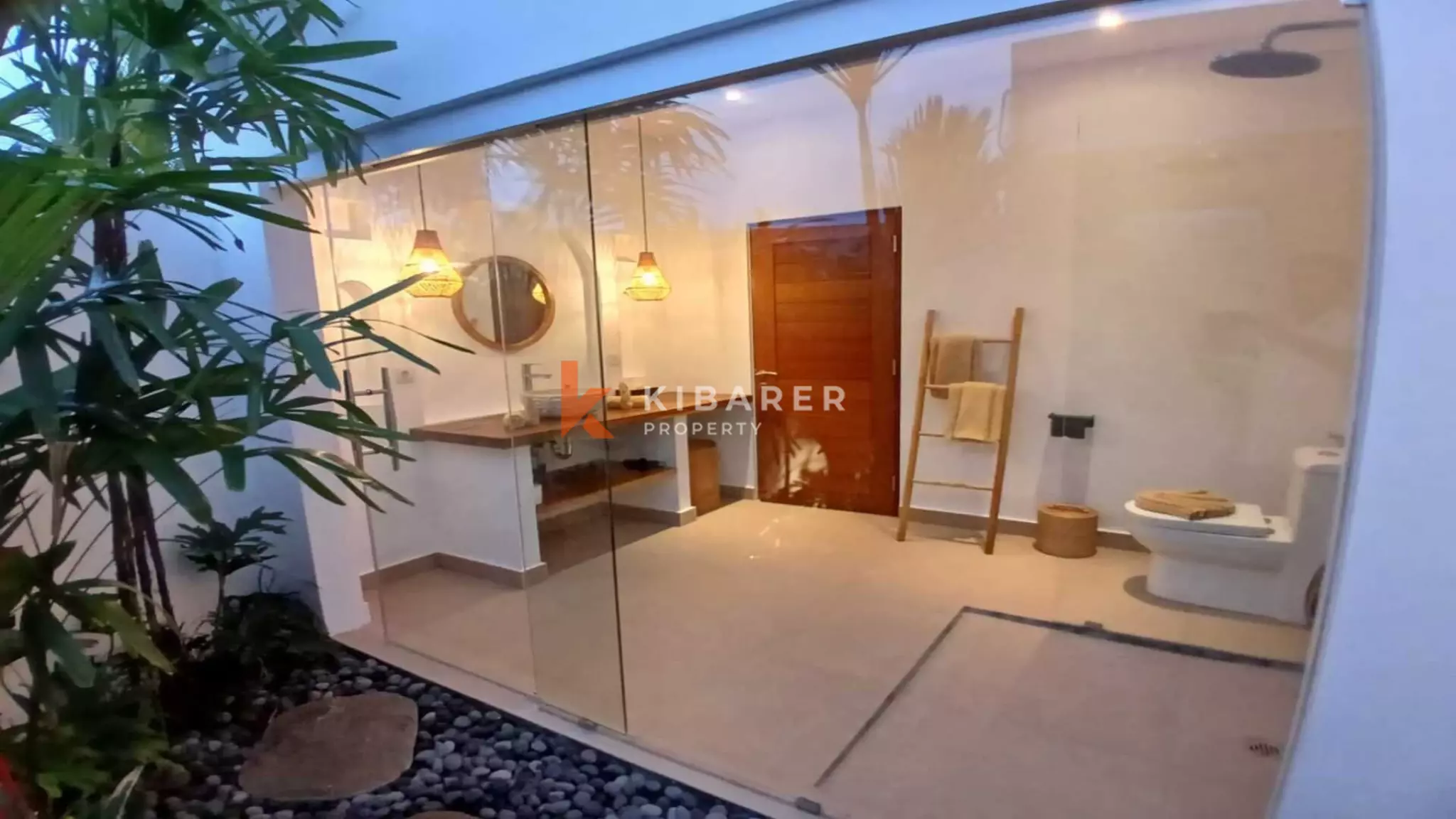 Villa tropicale moderne et lumineuse de quatre chambres avec grande piscine à Nyanyi