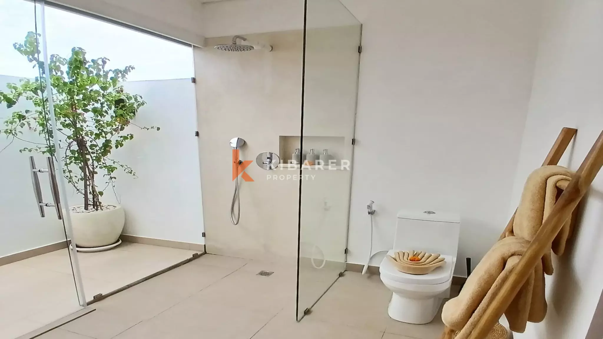 Villa tropicale moderne et lumineuse de quatre chambres avec grande piscine à Nyanyi