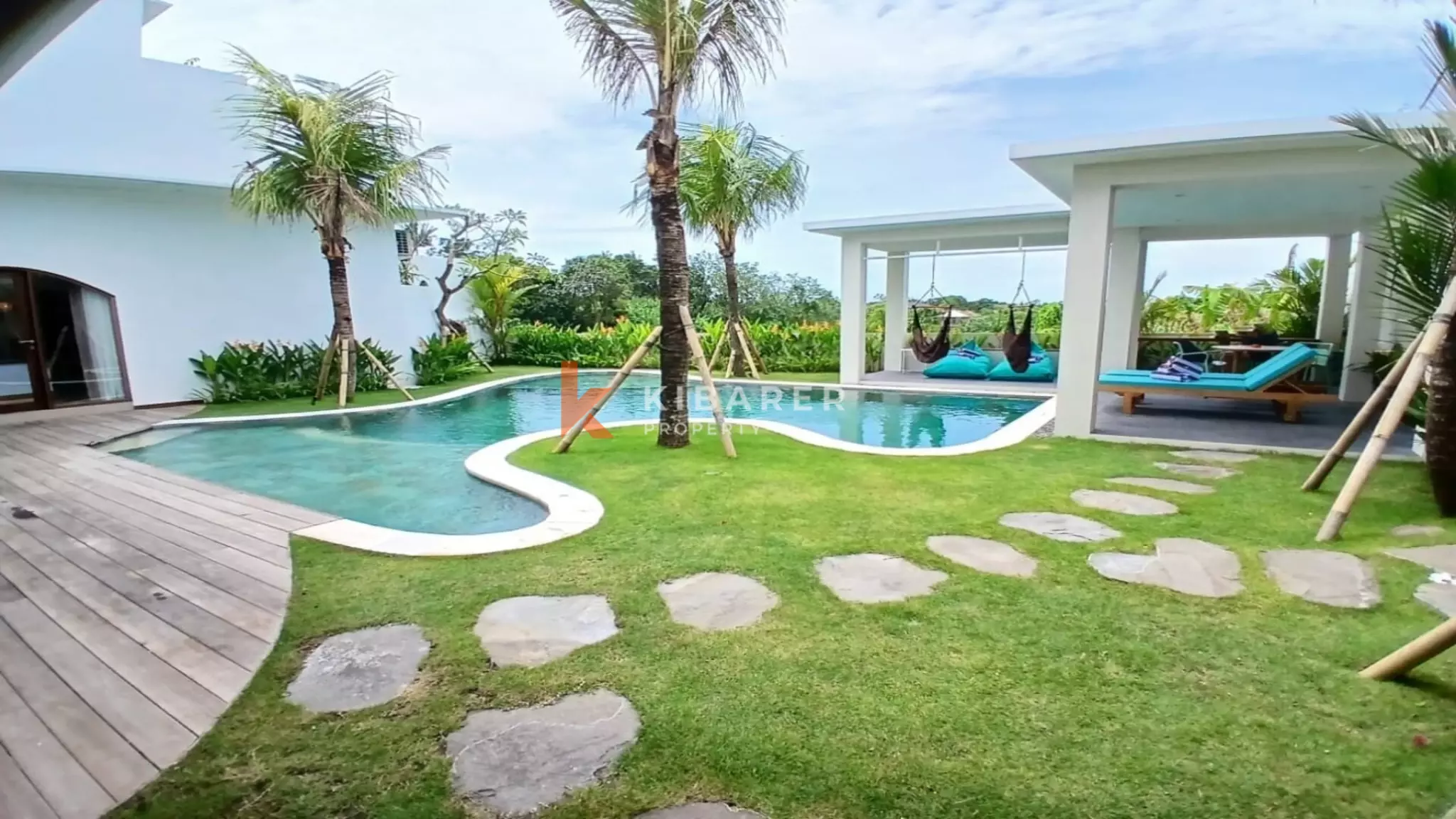 Villa tropicale moderne et lumineuse de quatre chambres avec grande piscine à Nyanyi