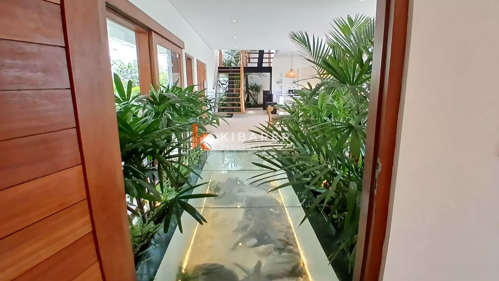 Villa tropicale moderne et lumineuse de quatre chambres avec grande piscine à Nyanyi