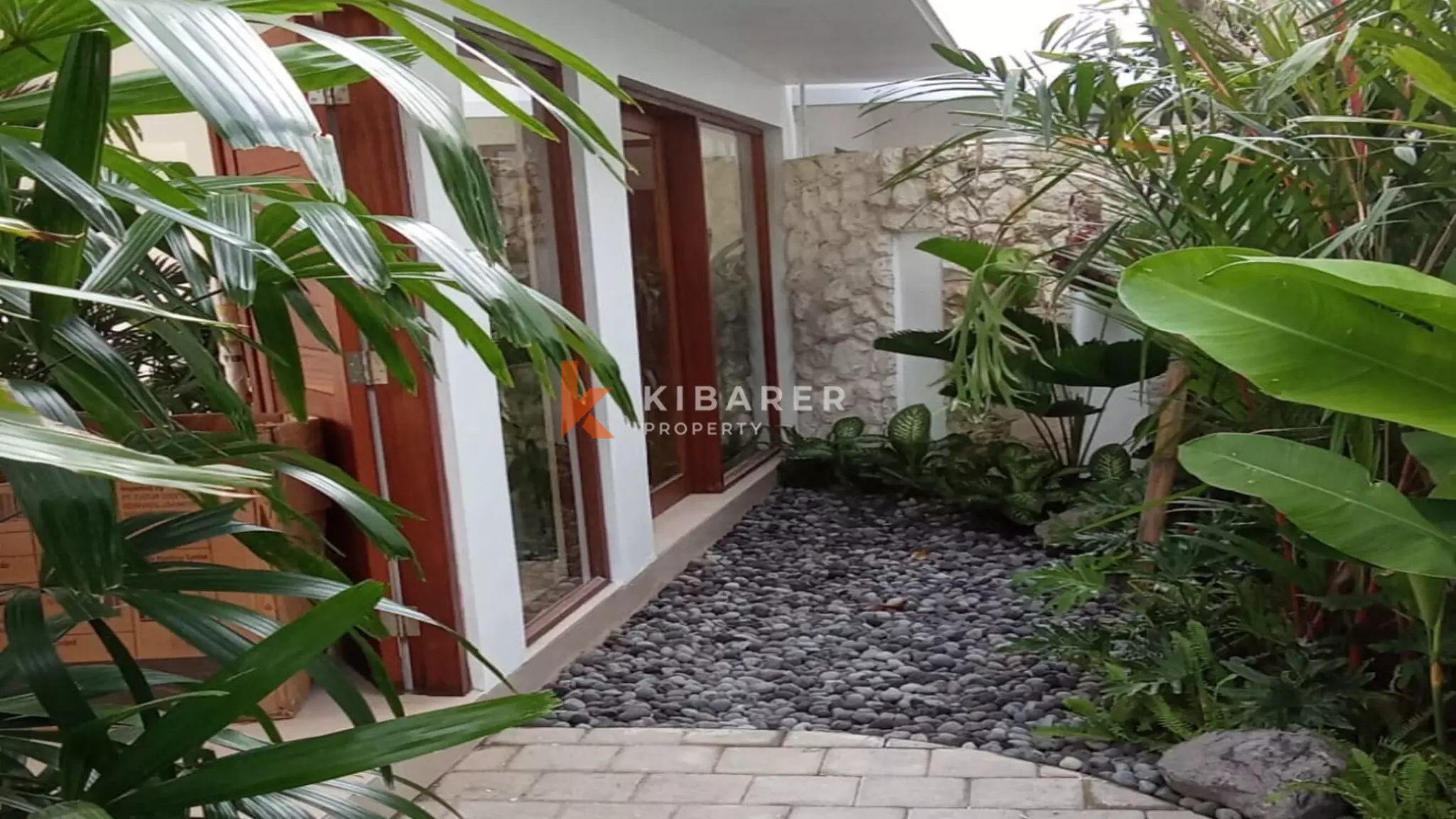 Villa tropicale moderne et lumineuse de quatre chambres avec grande piscine à Nyanyi