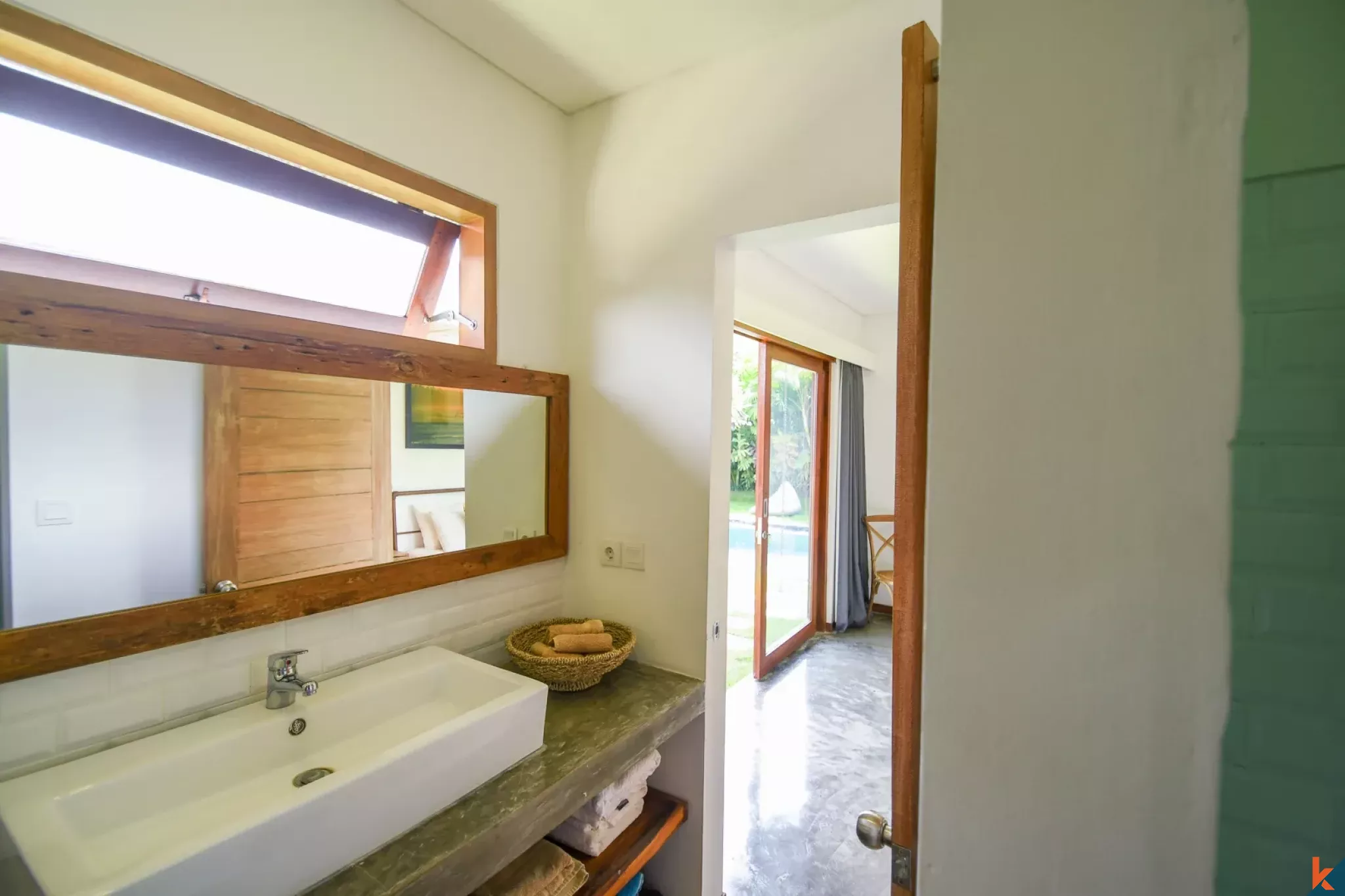 Vila Indah dengan Empat Kamar Tidur dan Hak Sewa di Echo Beach yang Modis