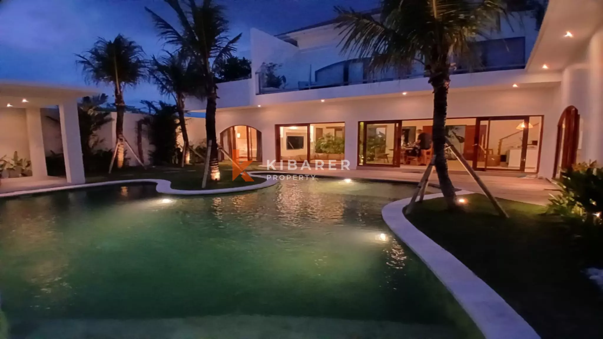 Villa tropicale moderne et lumineuse de quatre chambres avec grande piscine à Nyanyi