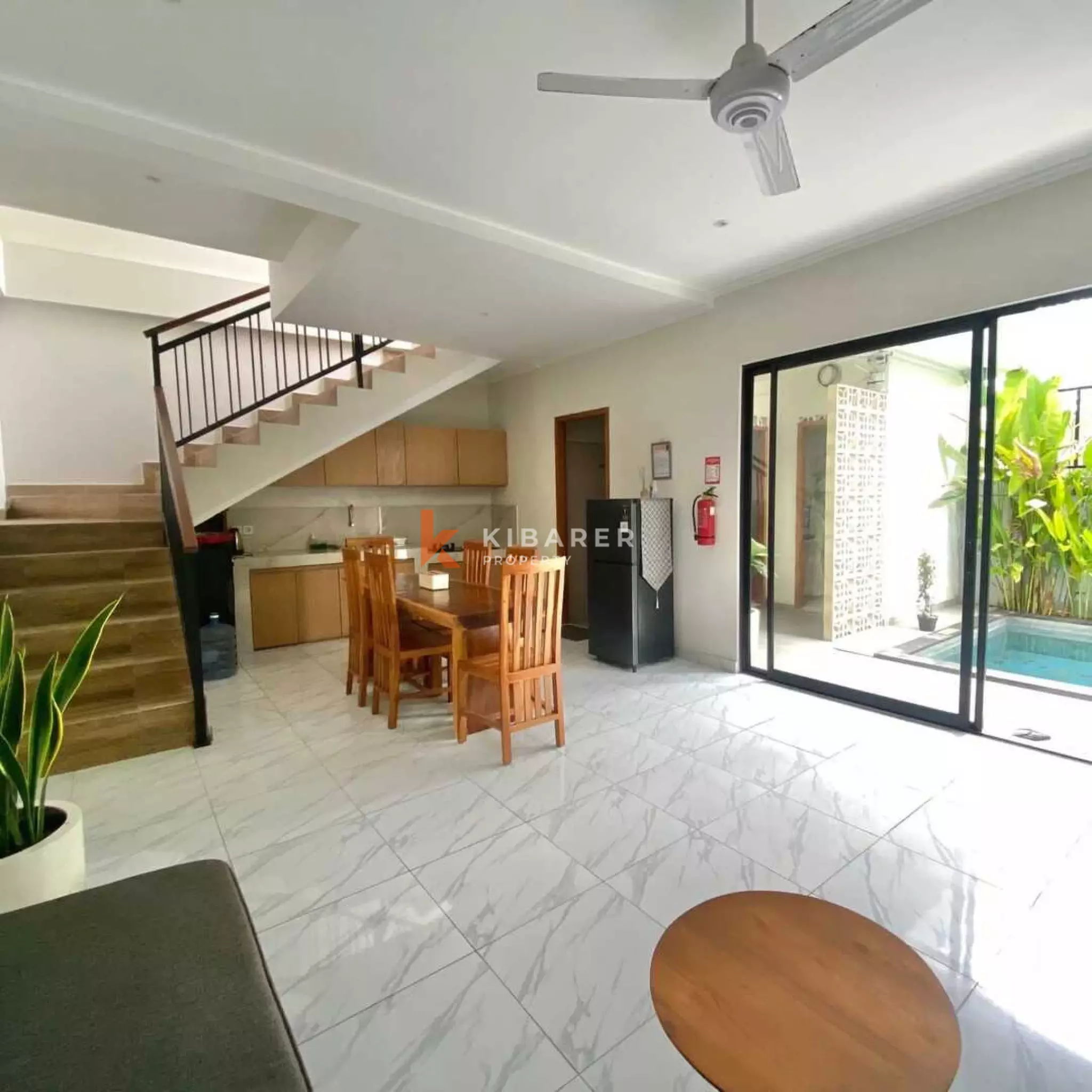 Villa Minimalis Modern Tiga Kamar Tidur dengan Ruang Keluarga Tertutup di Ungasan