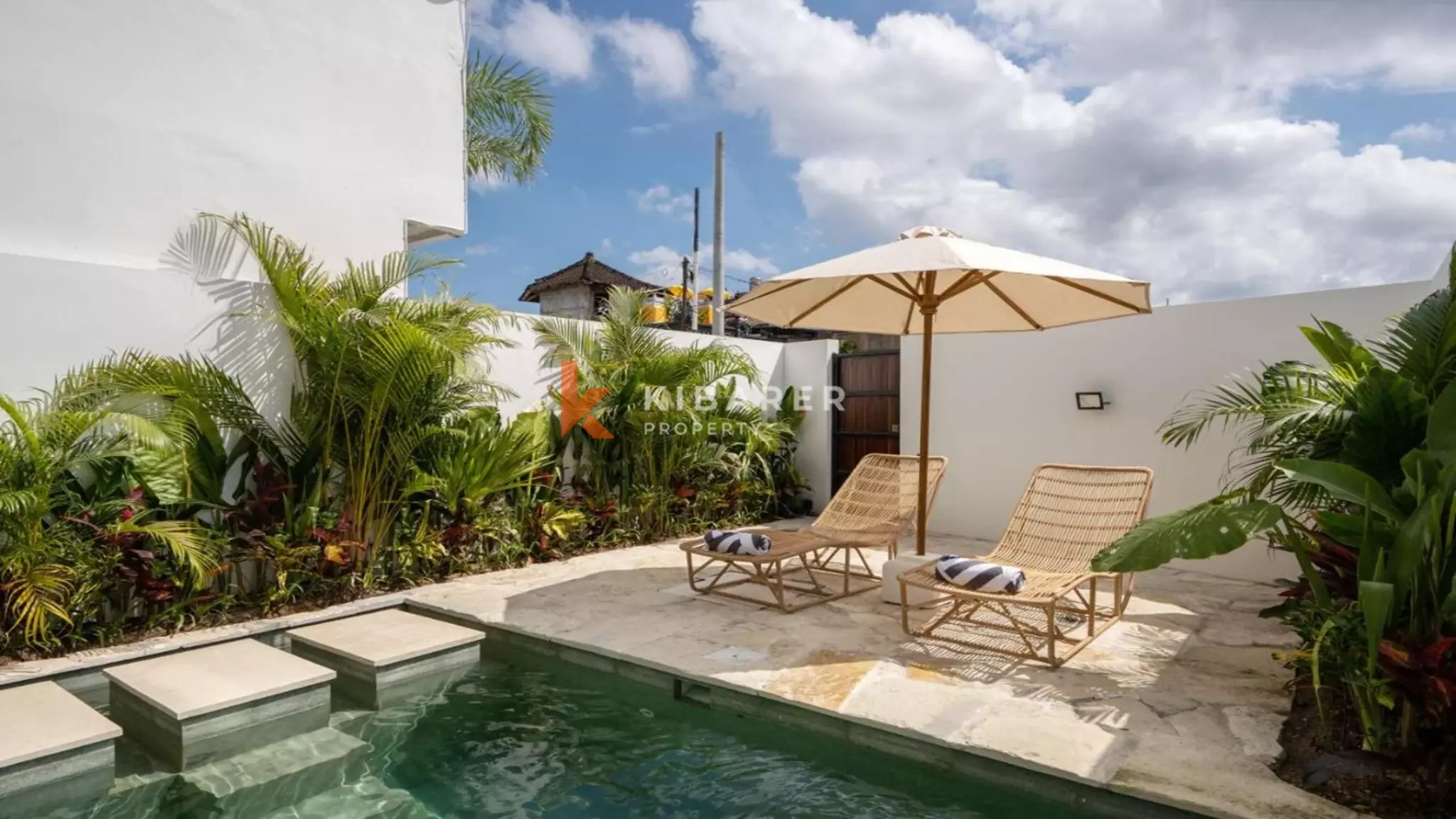 Villa contemporaine élégante avec piscine privée et une chambre à Canggu