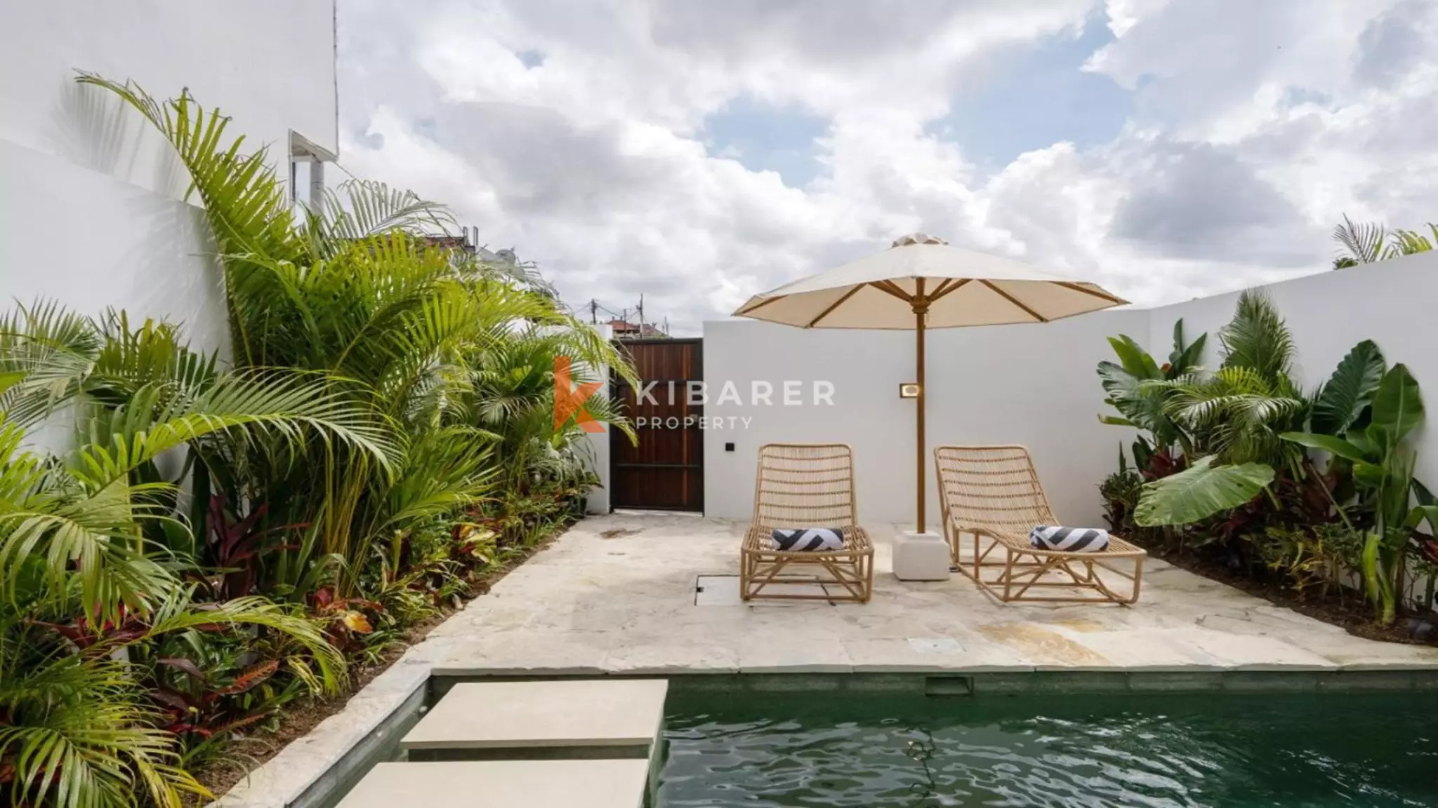 Villa contemporaine élégante avec piscine privée et une chambre à Canggu
