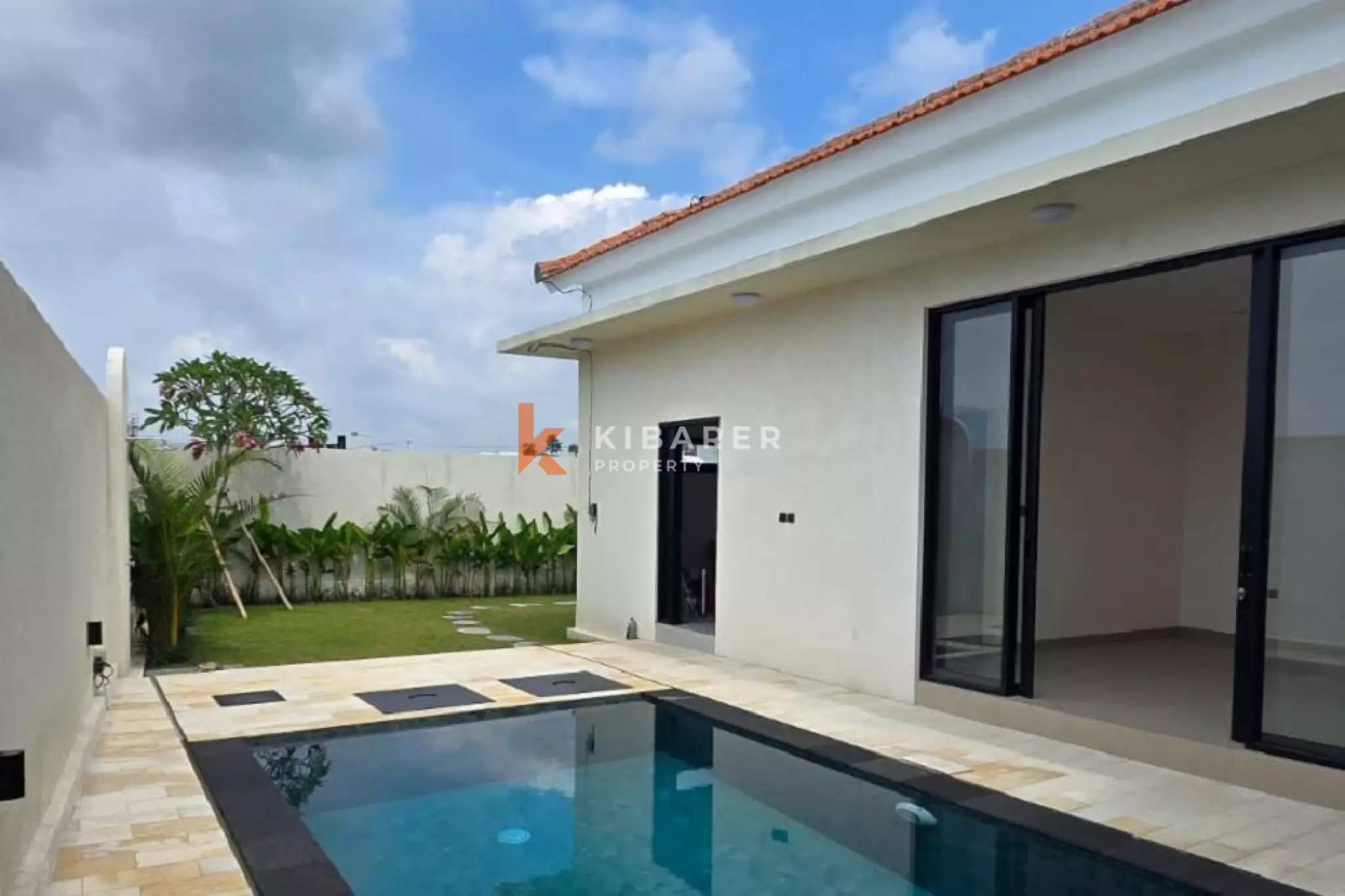 Vila Tiga Kamar Tidur dengan Taman yang Asri di Padonan