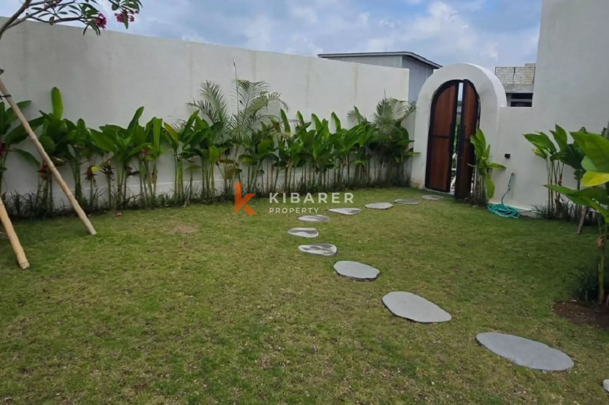 Vila Tiga Kamar Tidur dengan Taman yang Asri di Padonan