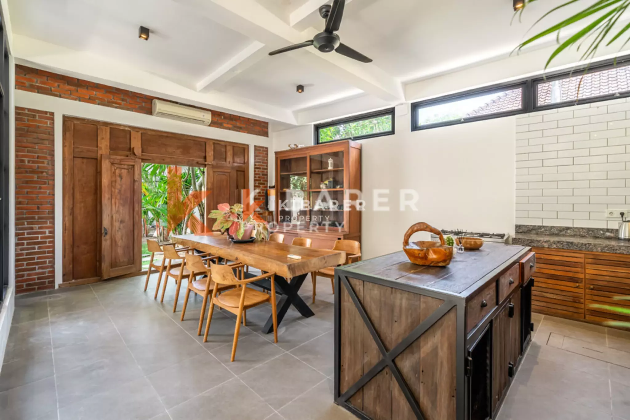 Koleksi Umalas - Vila Modern Lima Kamar Tidur dengan Ruang Kantor Pribadi