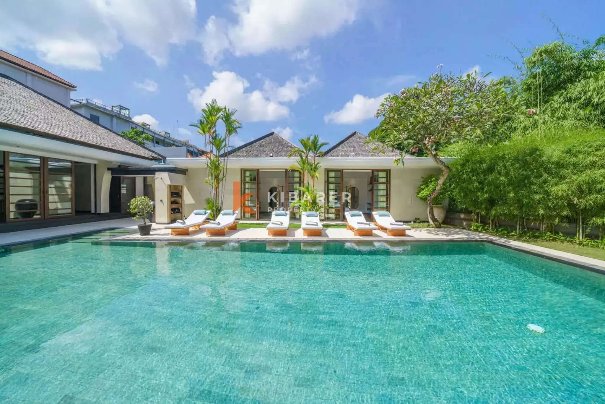 Vila Mewah Enam Kamar Tidur Berkelas di Umalas