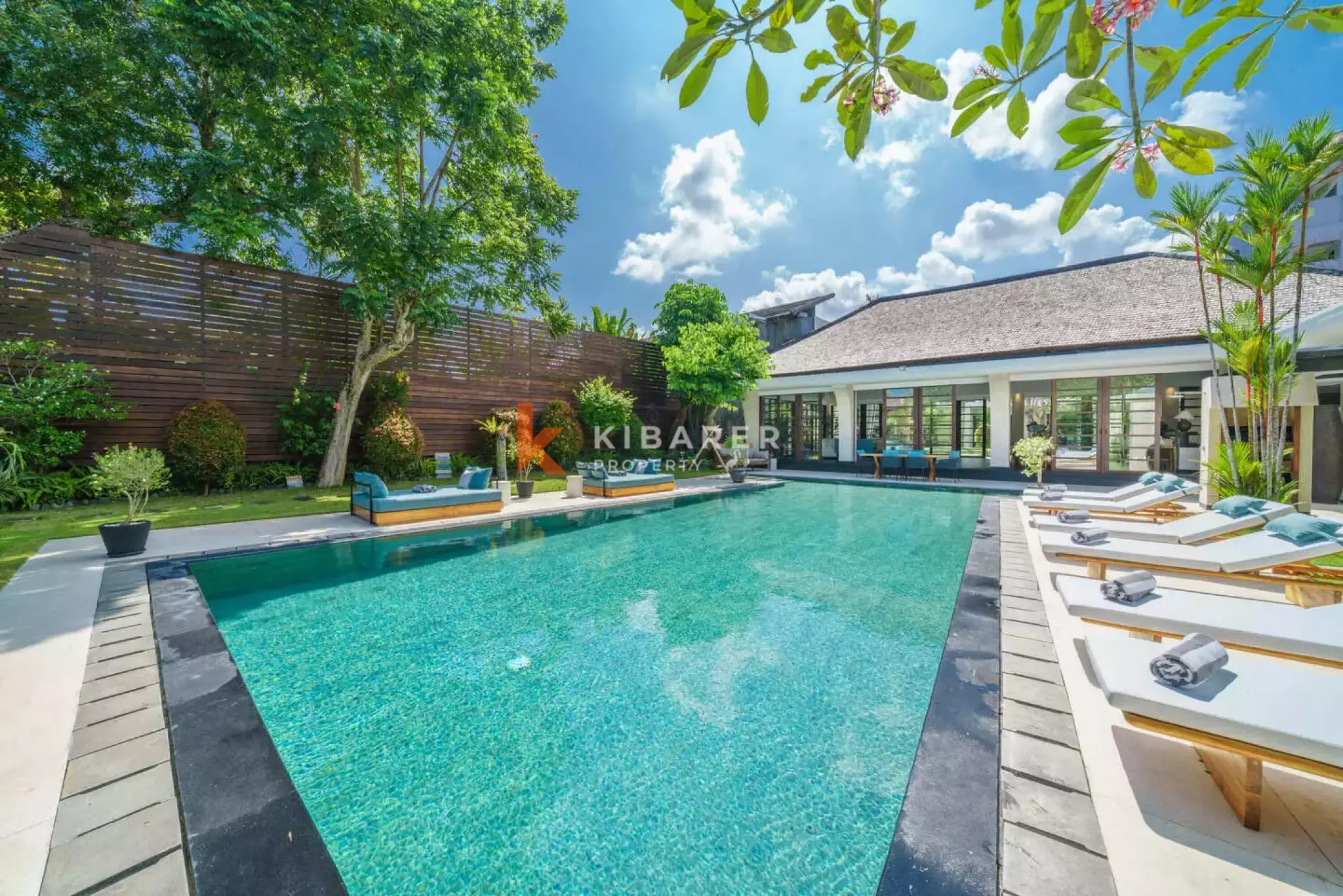 Vila Mewah Enam Kamar Tidur Berkelas di Umalas