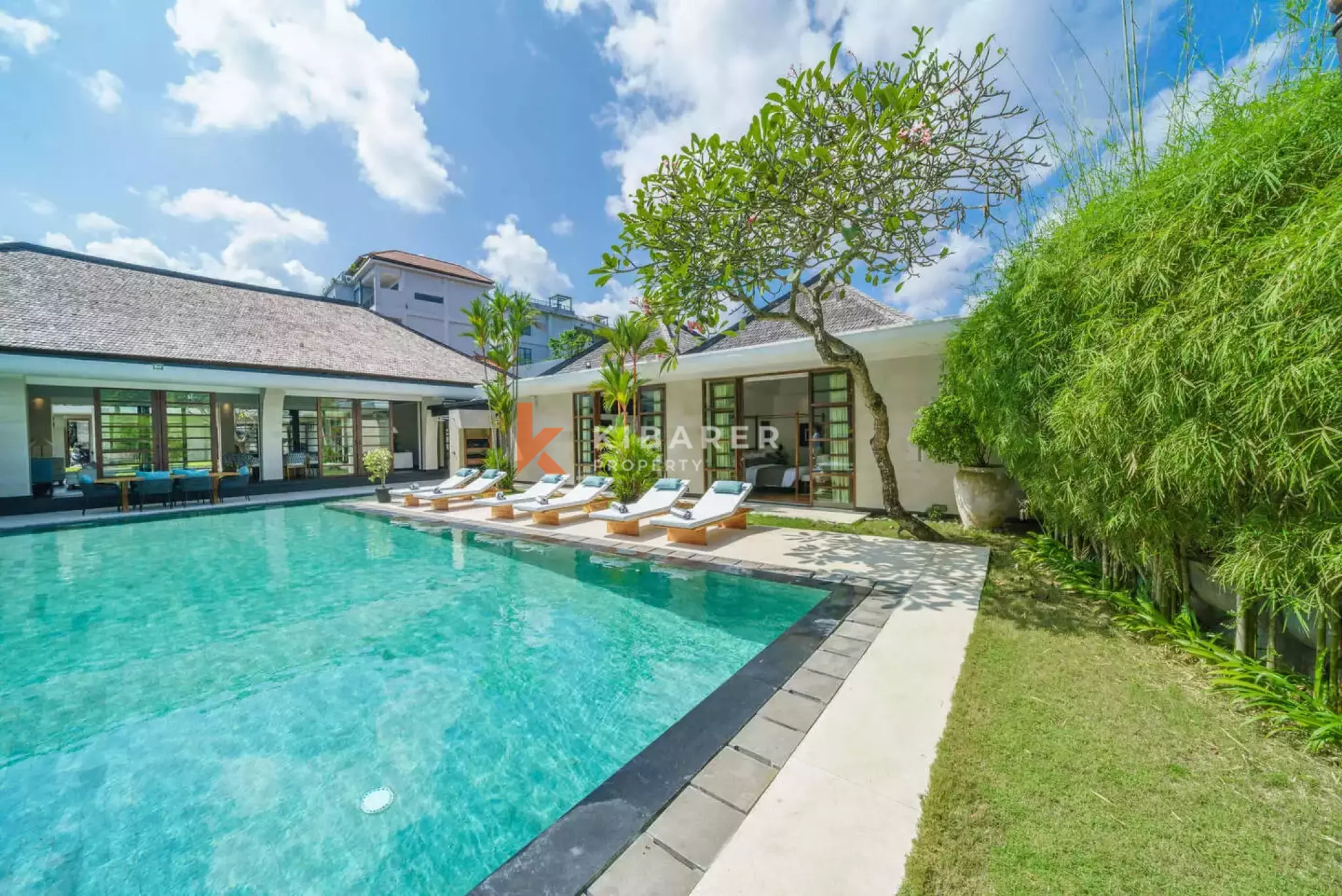 Vila Mewah Enam Kamar Tidur Berkelas di Umalas