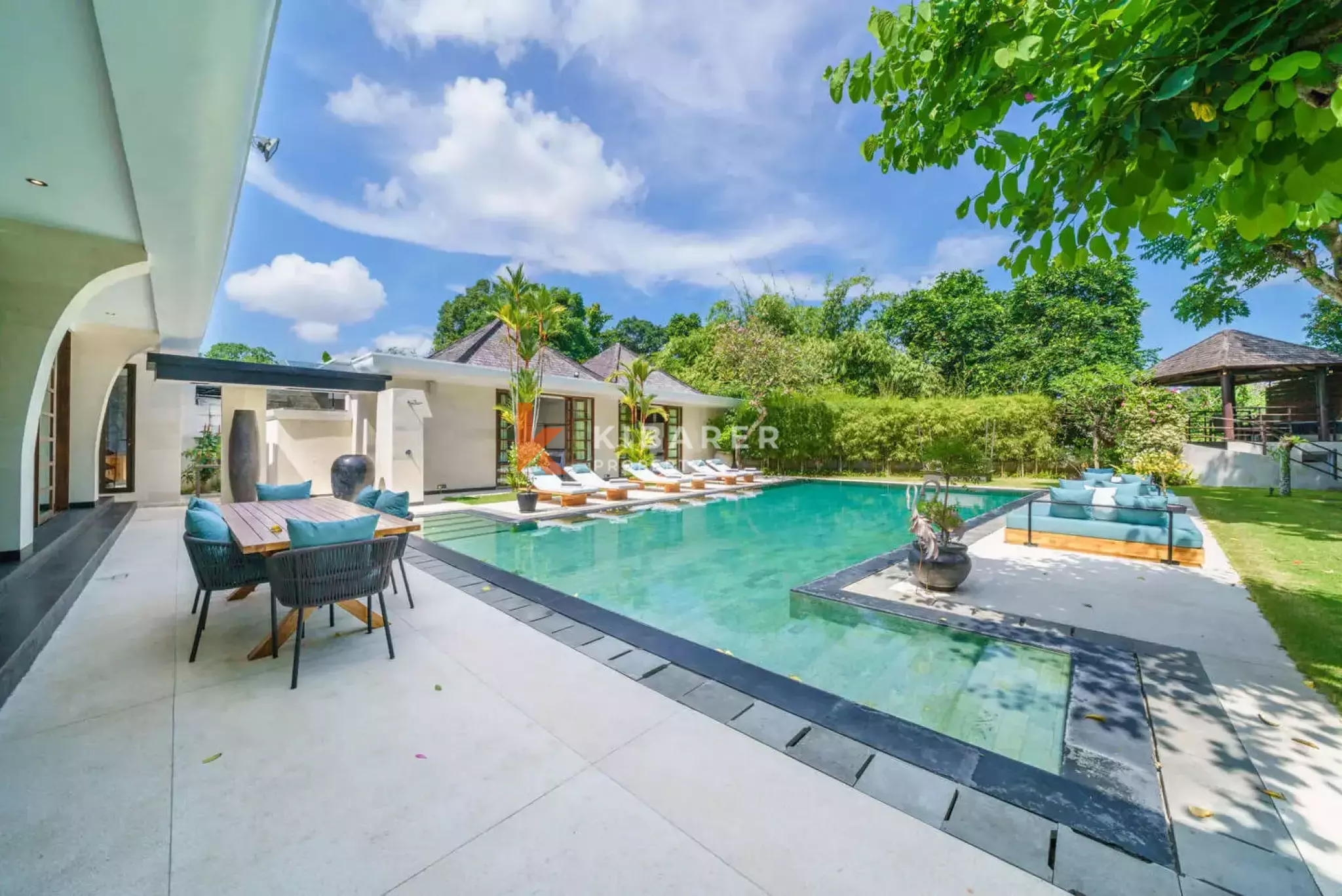 Vila Mewah Enam Kamar Tidur Berkelas di Umalas