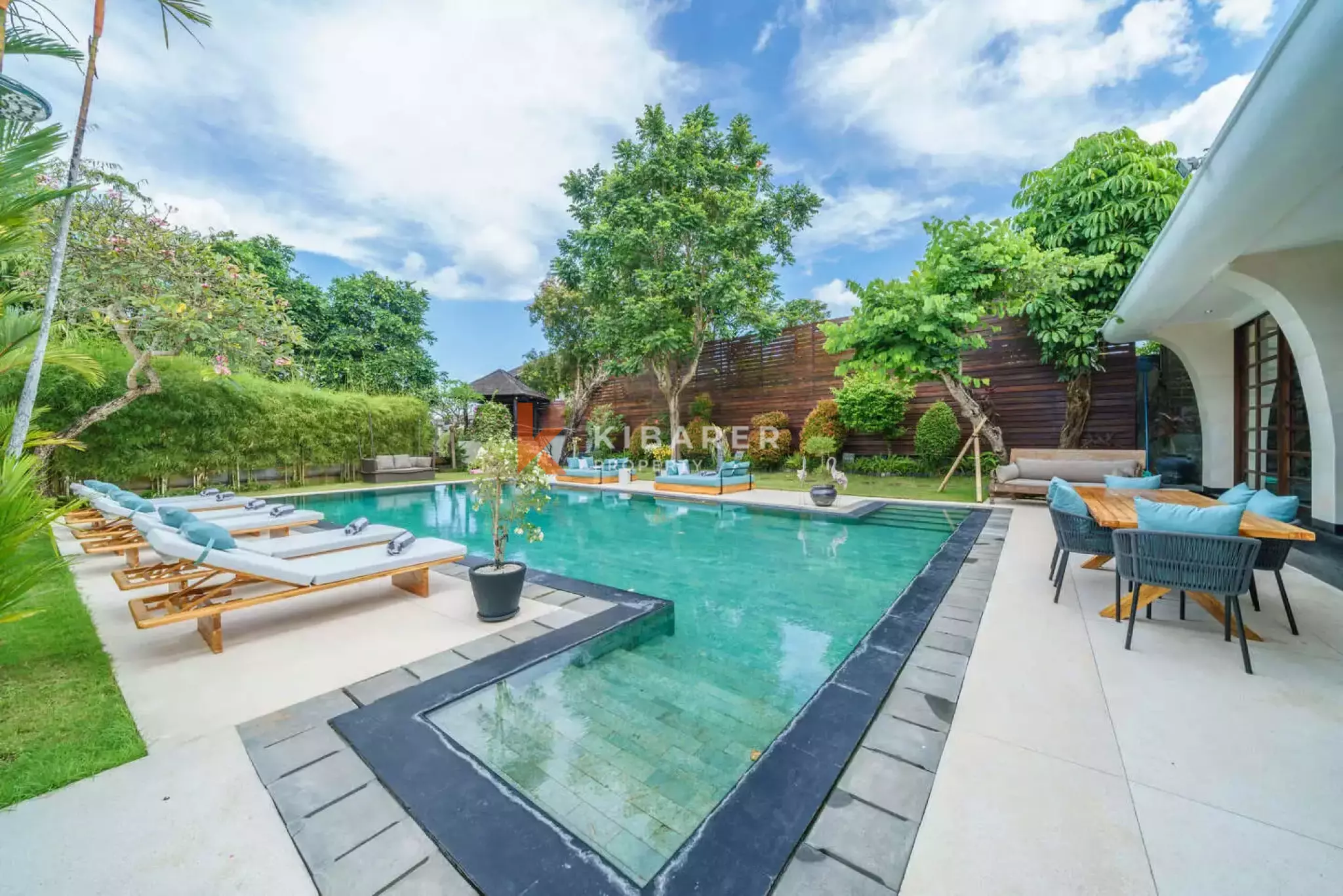 Vila Mewah Enam Kamar Tidur Berkelas di Umalas