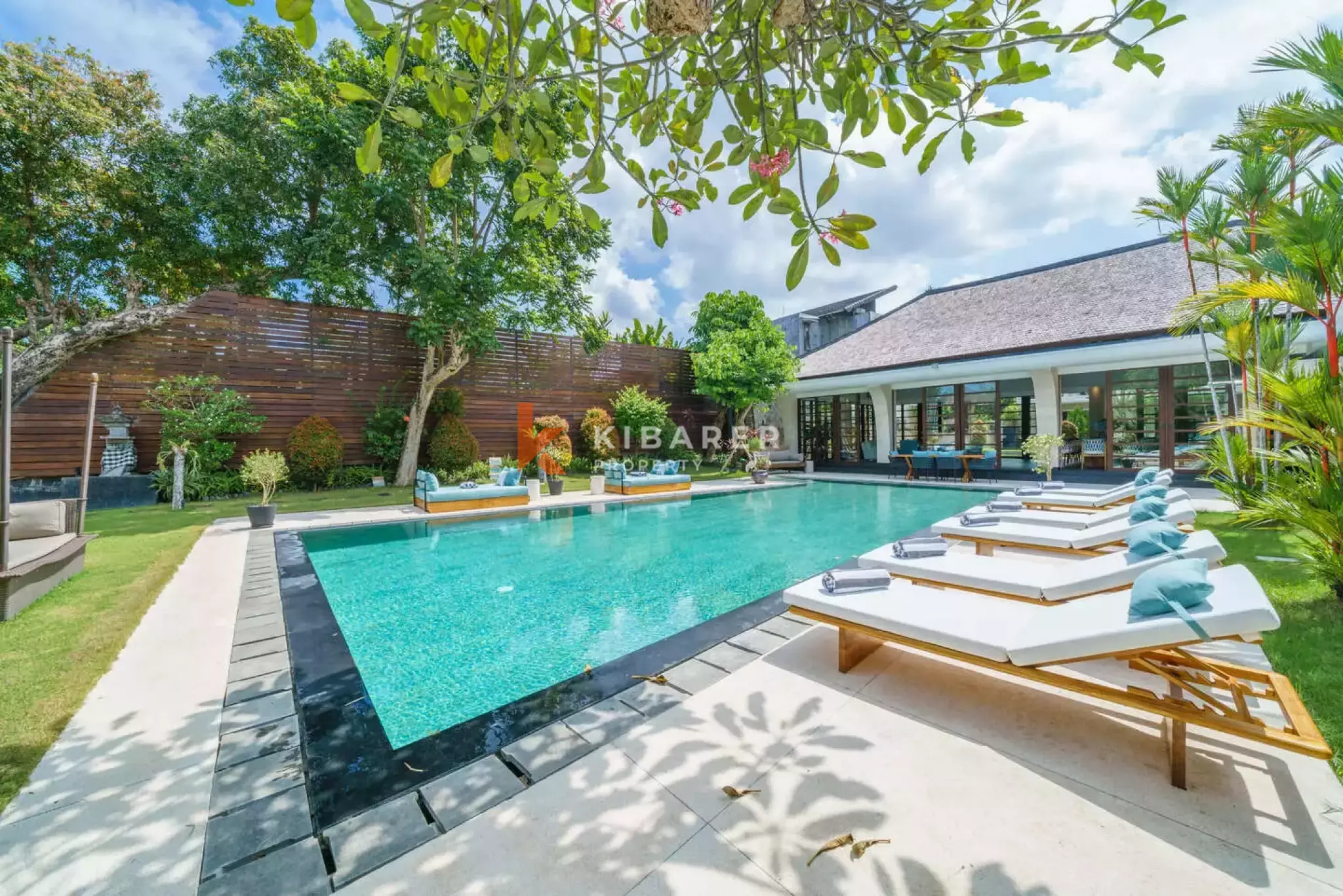 Vila Mewah Enam Kamar Tidur Berkelas di Umalas