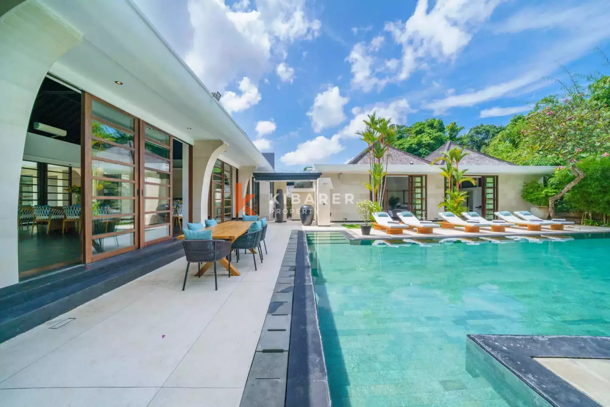 Vila Mewah Enam Kamar Tidur Berkelas di Umalas