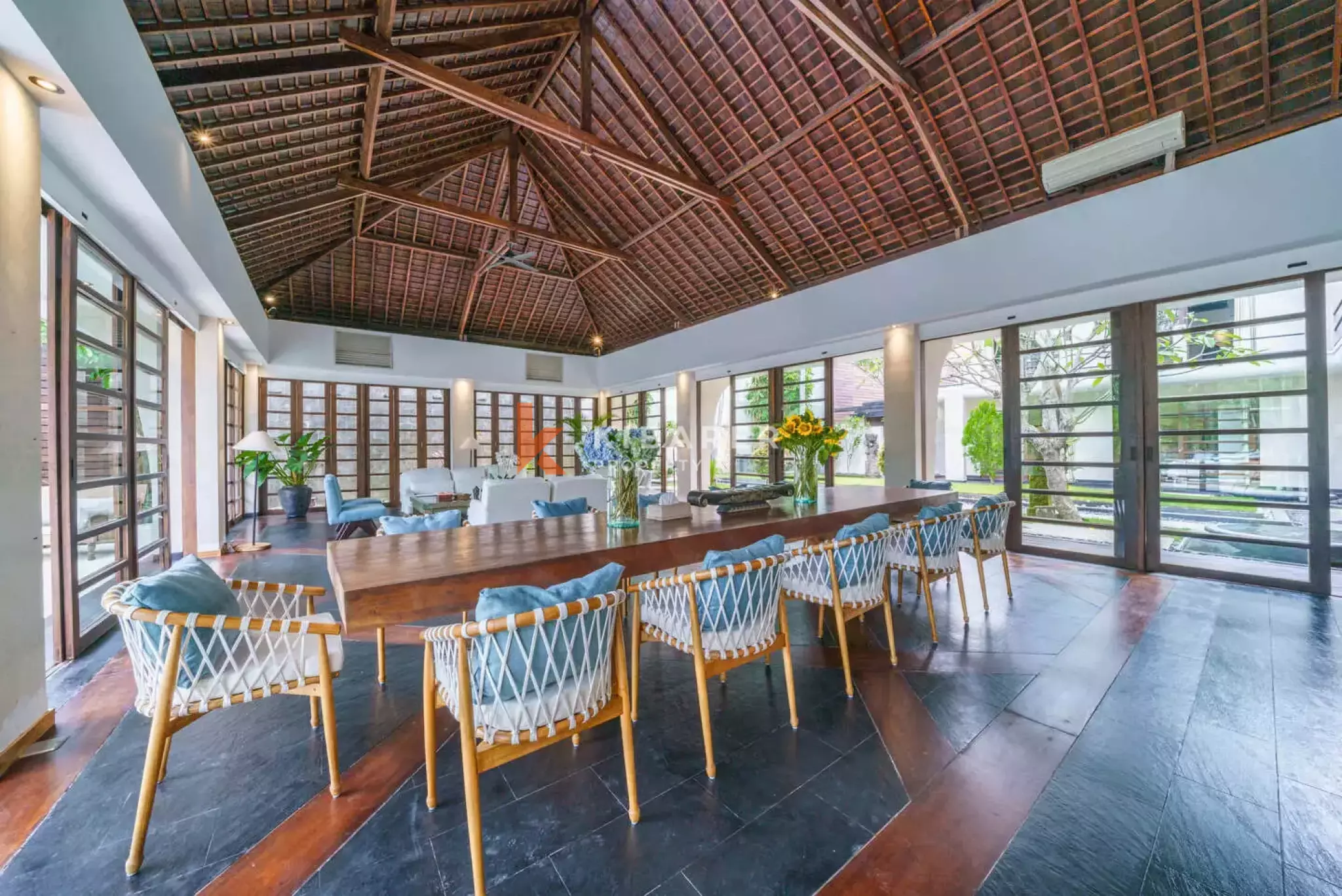 Vila Mewah Enam Kamar Tidur Berkelas di Umalas