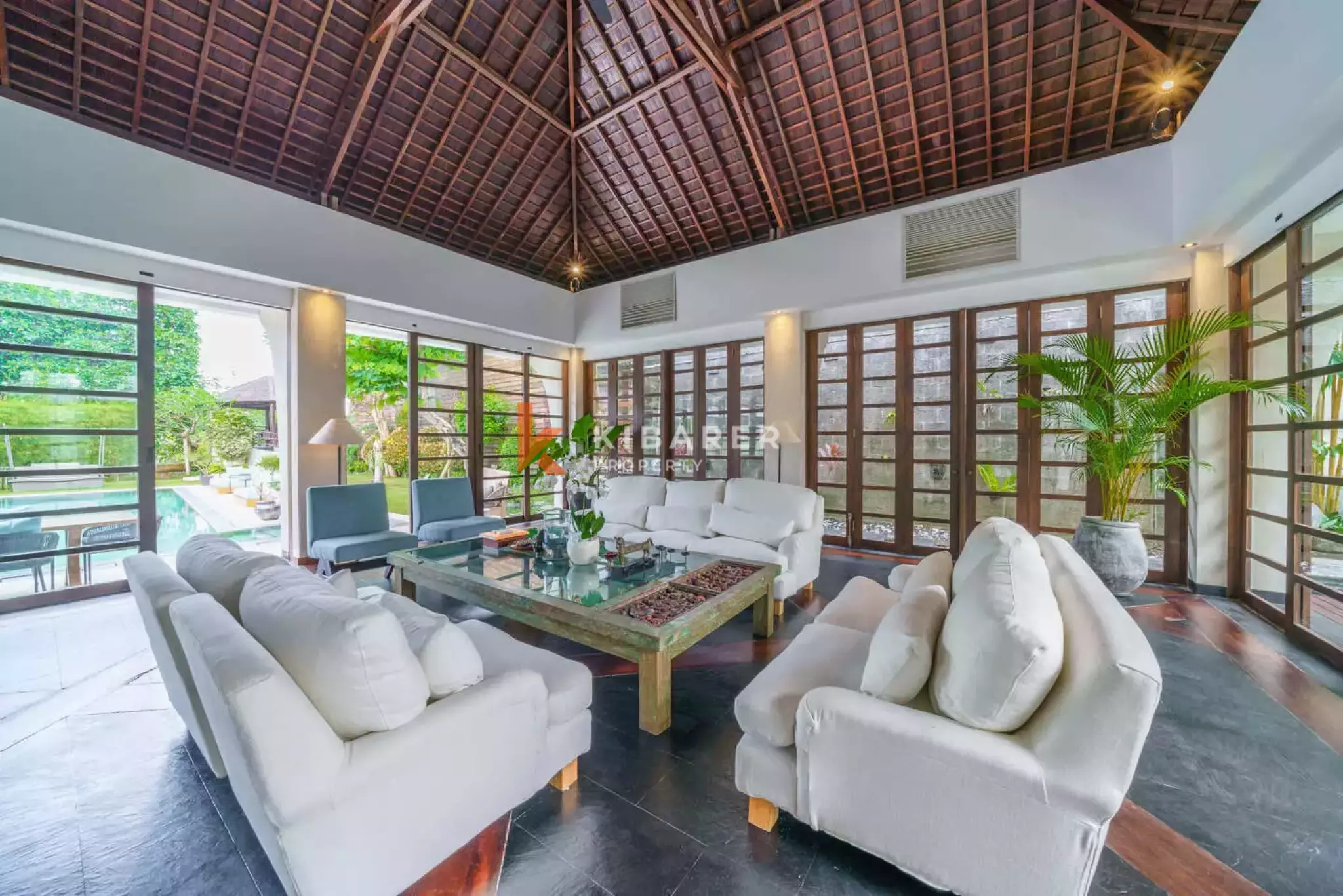 Vila Mewah Enam Kamar Tidur Berkelas di Umalas