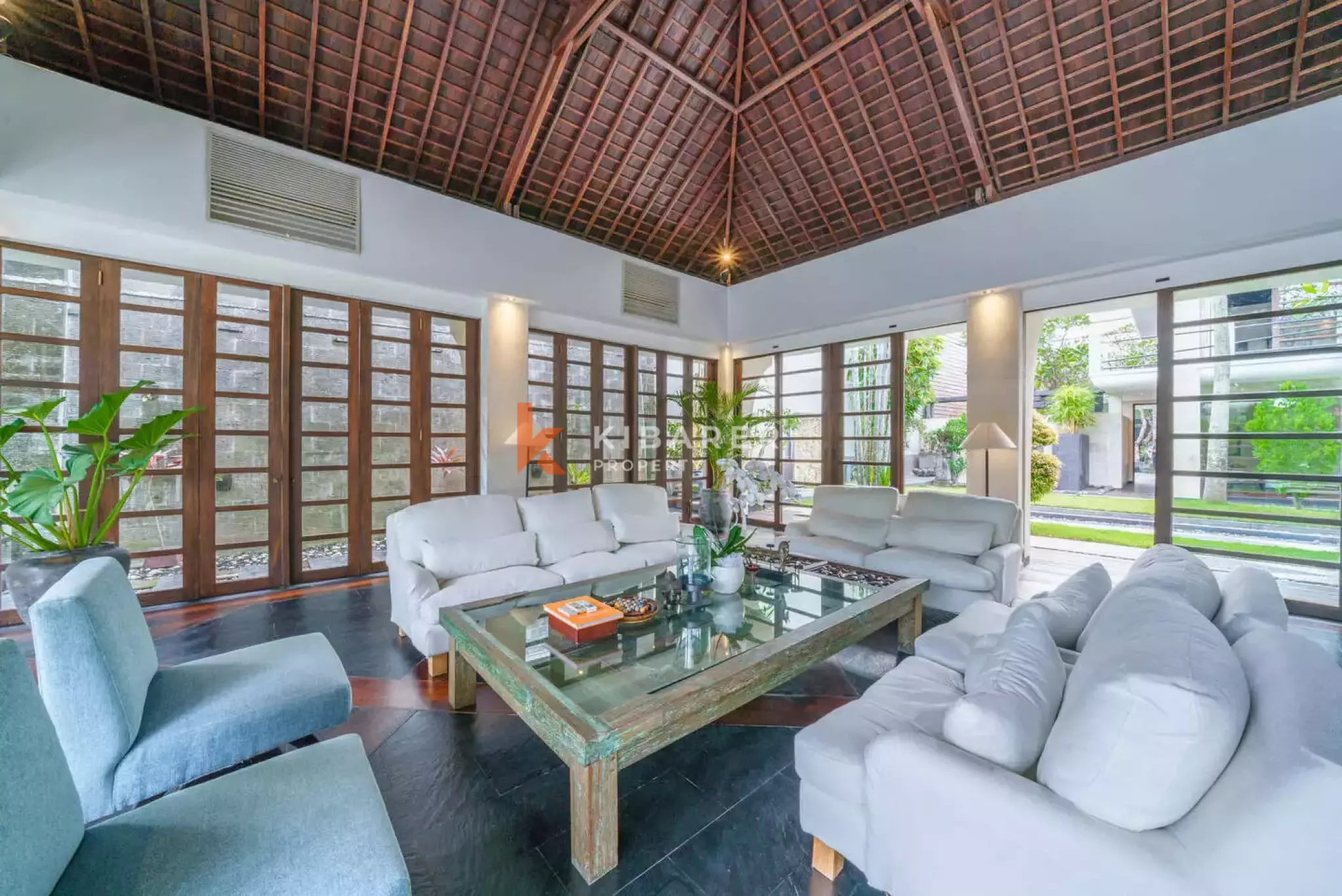 Vila Mewah Enam Kamar Tidur Berkelas di Umalas