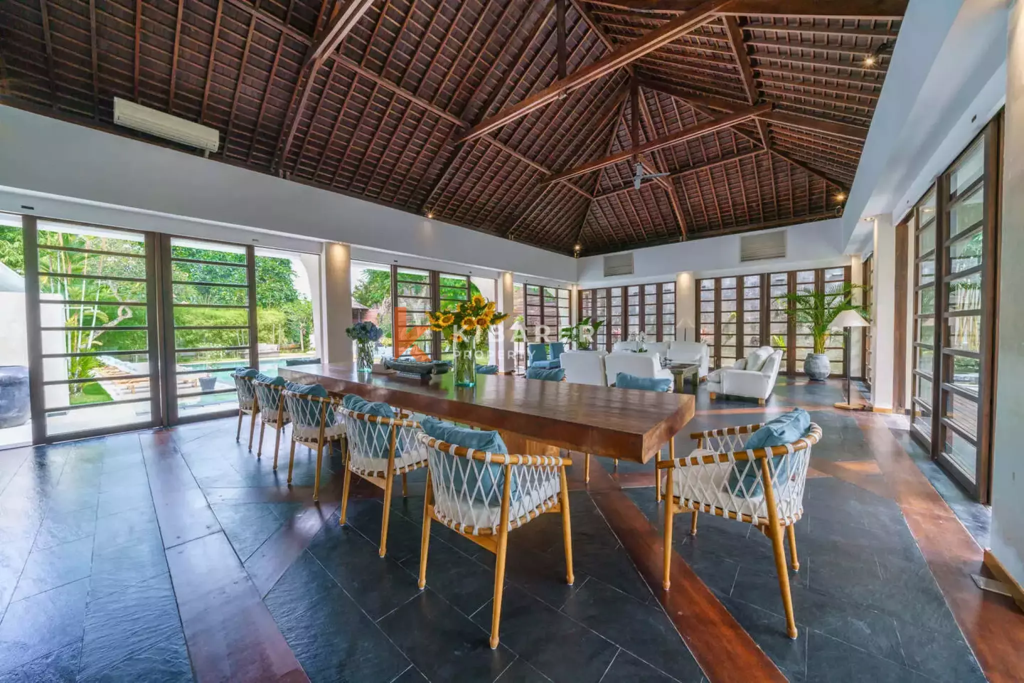 Vila Mewah Enam Kamar Tidur Berkelas di Umalas