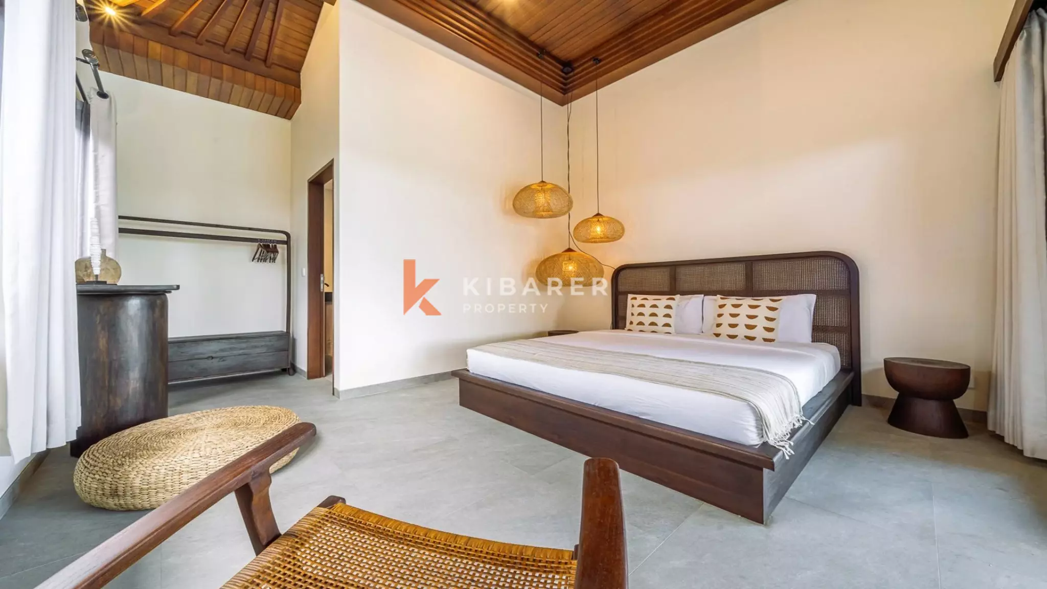 Villa Keluarga Kontemporer Tiga Kamar Tidur dengan Kolam Renang Pribadi di Area Perumahan Pererenan