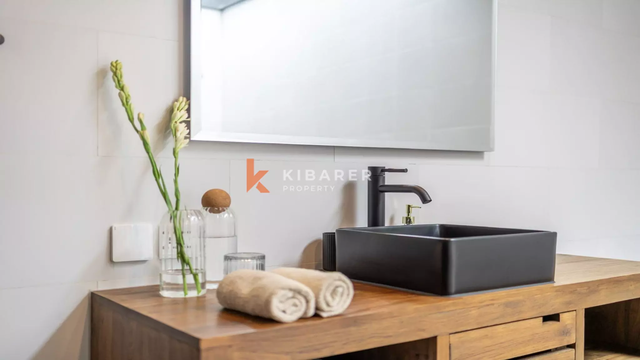 Villa Keluarga Kontemporer Tiga Kamar Tidur dengan Kolam Renang Pribadi di Area Perumahan Pererenan