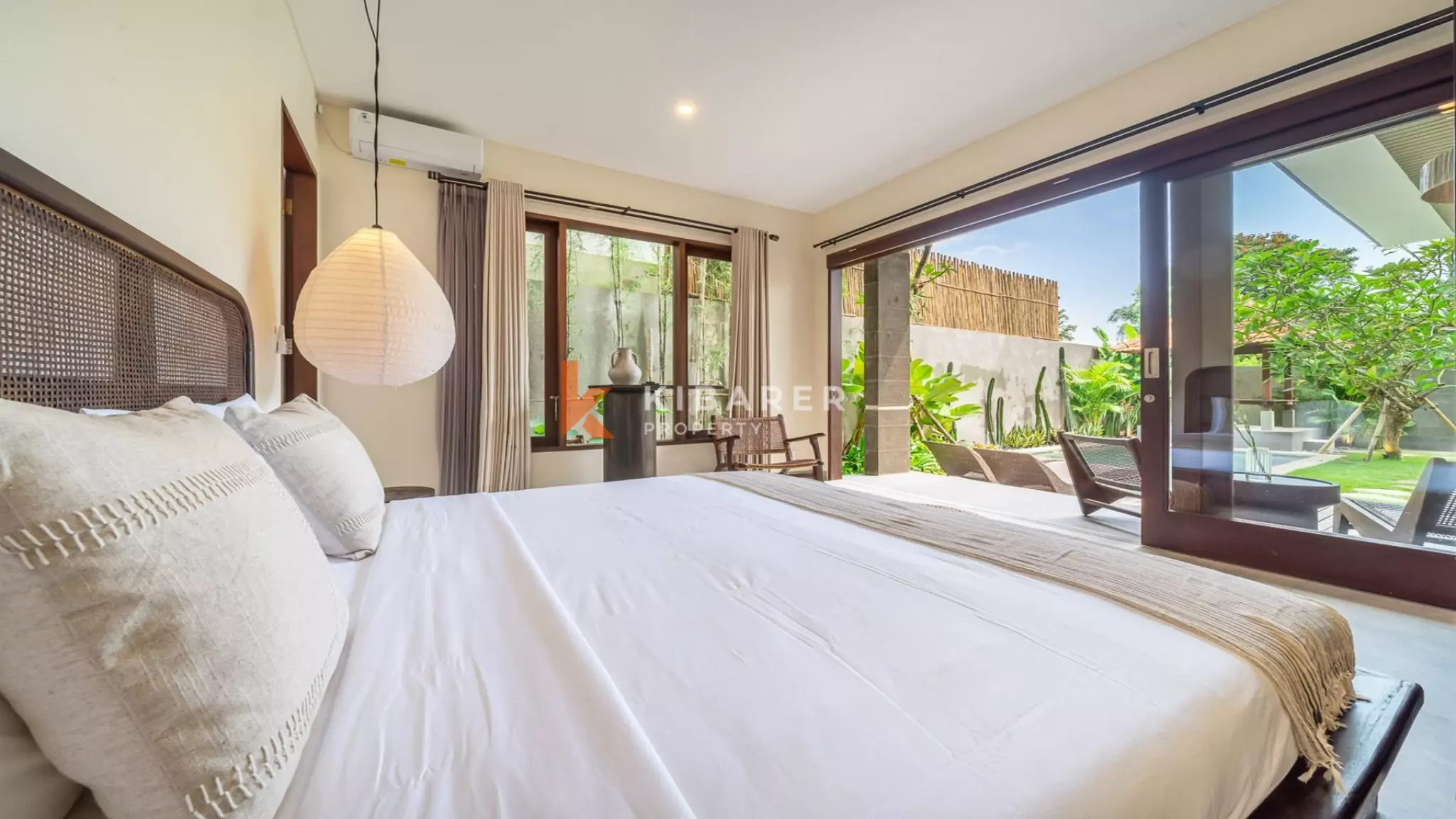 Villa Keluarga Kontemporer Tiga Kamar Tidur dengan Kolam Renang Pribadi di Area Perumahan Pererenan