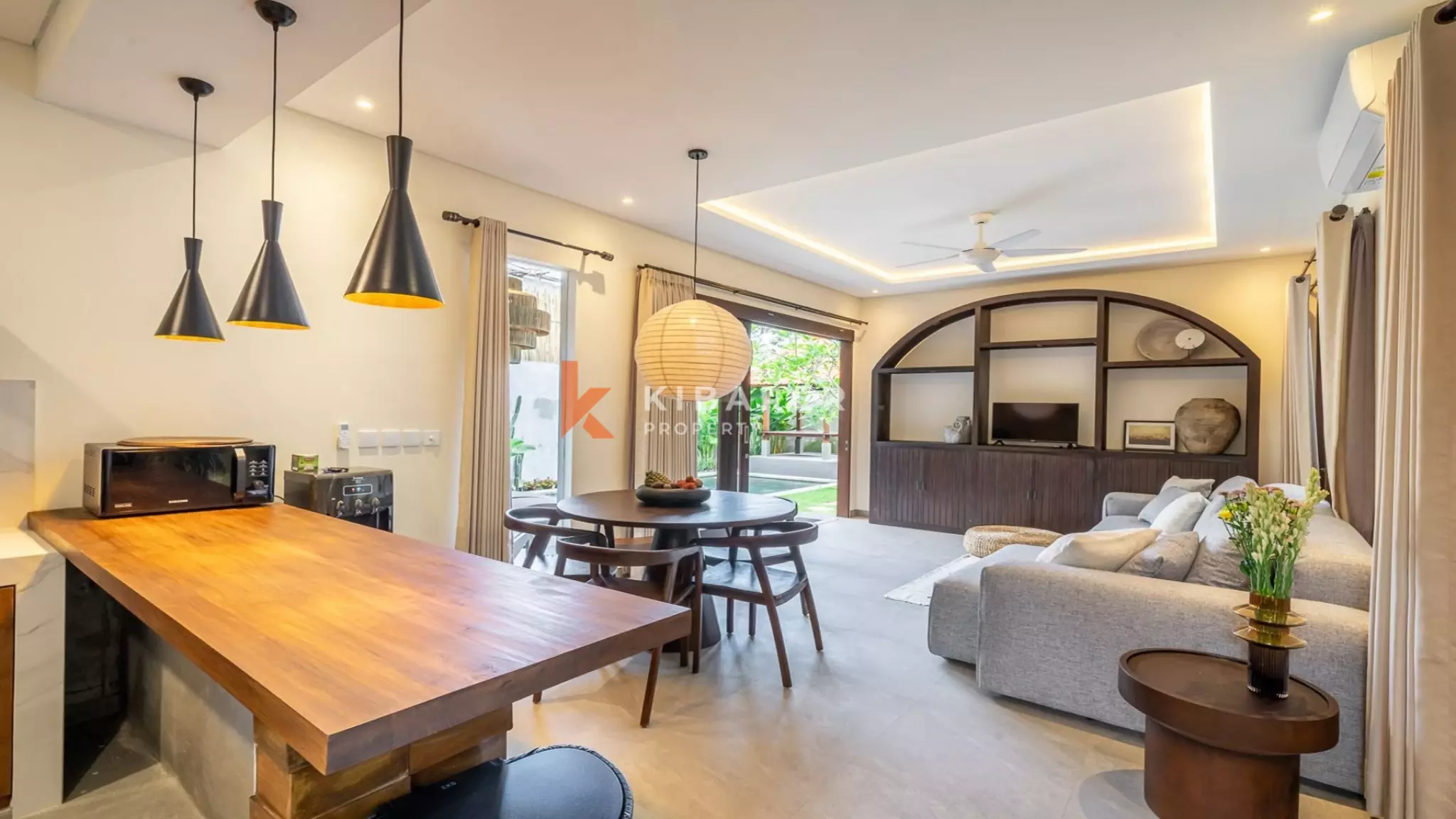 Villa Keluarga Kontemporer Tiga Kamar Tidur dengan Kolam Renang Pribadi di Area Perumahan Pererenan