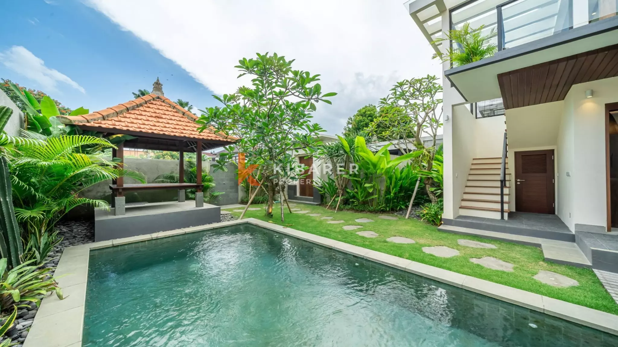 Villa Keluarga Kontemporer Tiga Kamar Tidur dengan Kolam Renang Pribadi di Area Perumahan Pererenan