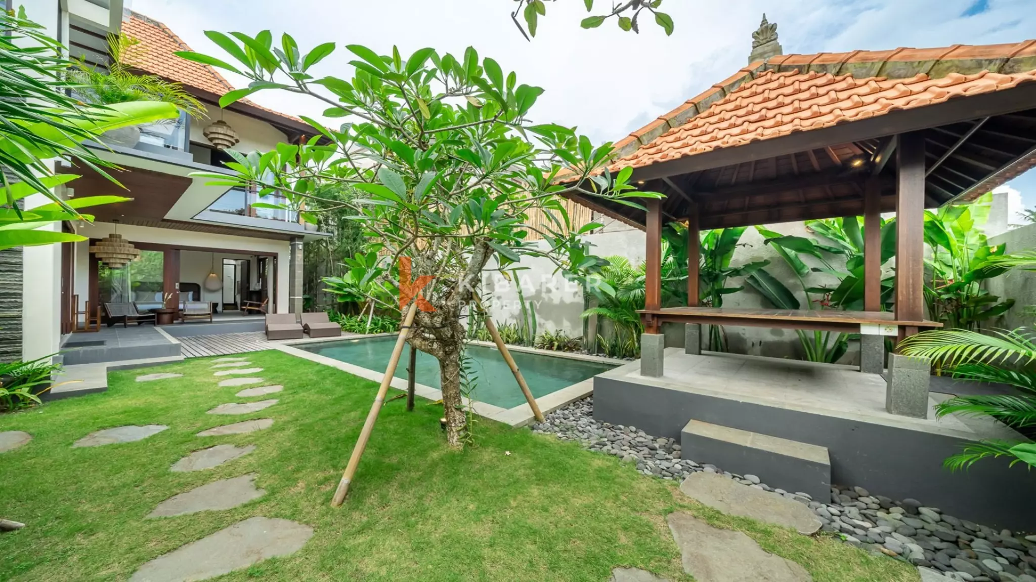 Villa Keluarga Kontemporer Tiga Kamar Tidur dengan Kolam Renang Pribadi di Area Perumahan Pererenan