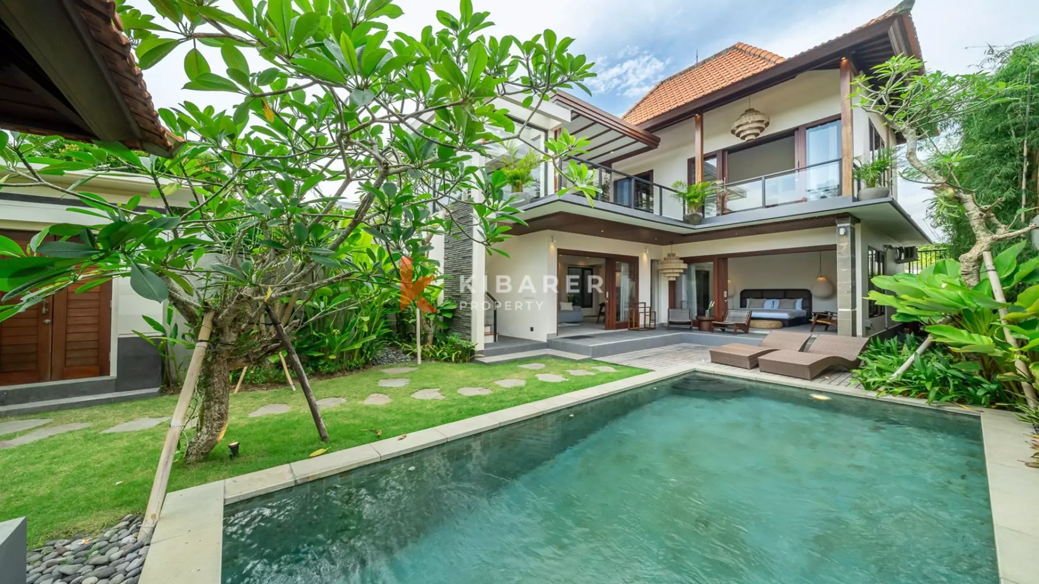 Villa Keluarga Kontemporer Tiga Kamar Tidur dengan Kolam Renang Pribadi di Area Perumahan Pererenan