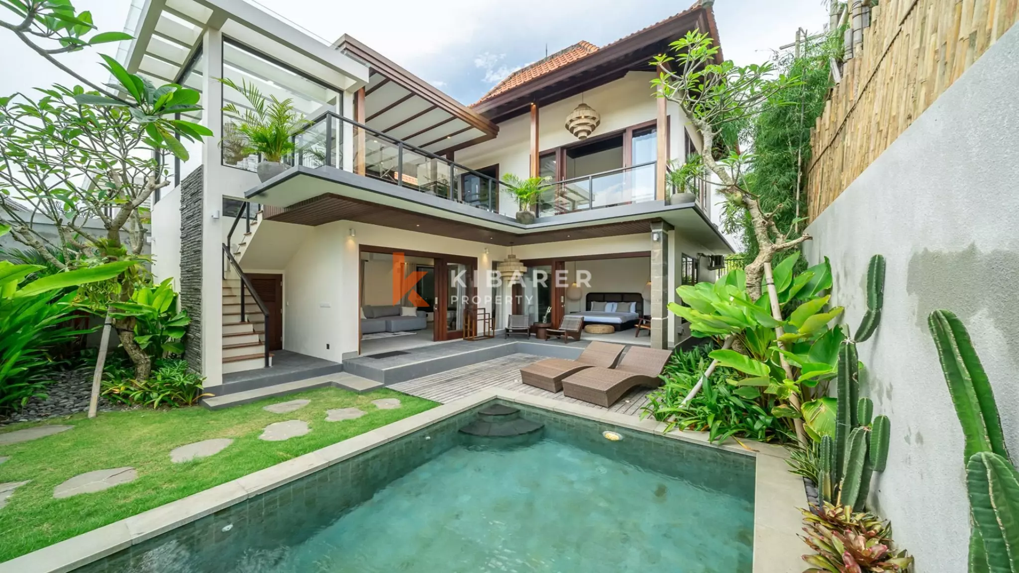 Villa Keluarga Kontemporer Tiga Kamar Tidur dengan Kolam Renang Pribadi di Area Perumahan Pererenan